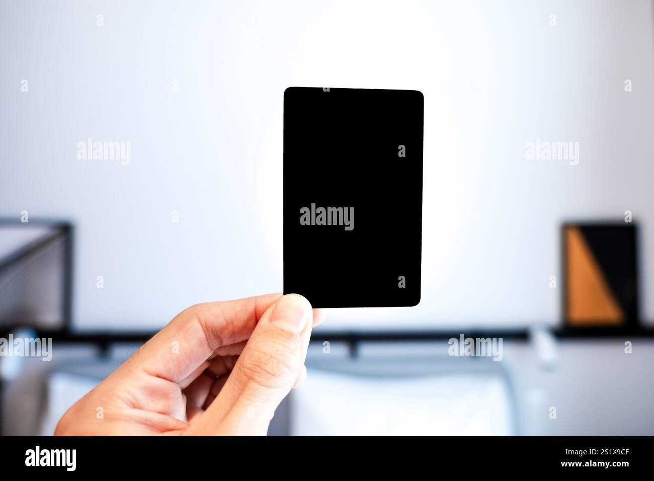 Die Schlüsselkarte des Hotelzimmers wurde für Design ausgeklammert. Hand mit einer Hotelschlüsselkarte Stockfoto