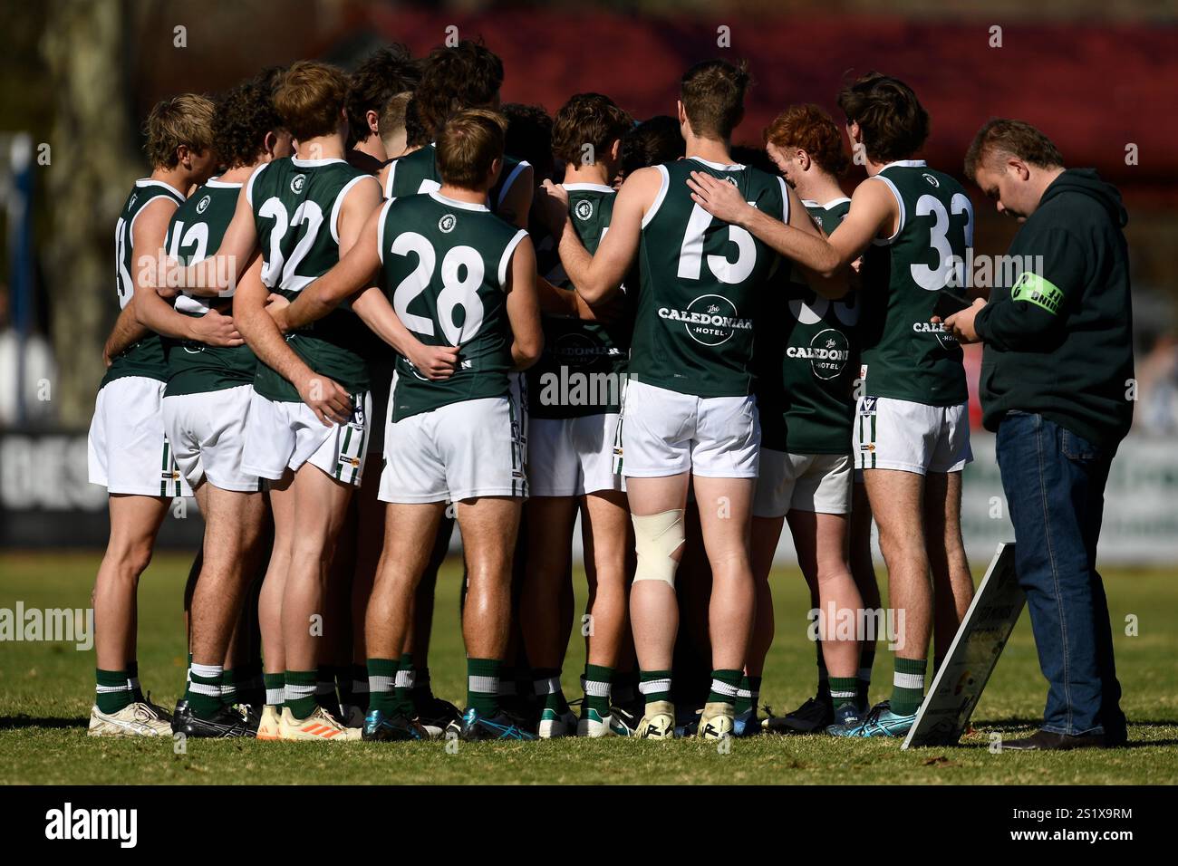 BENALLA, AUSTRALIEN 1. Juni 2024. Die Echuca Bombers Football-Kader drängen sich vor Beginn ihres Spiels gegen Benalla im Australian Rul zusammen Stockfoto