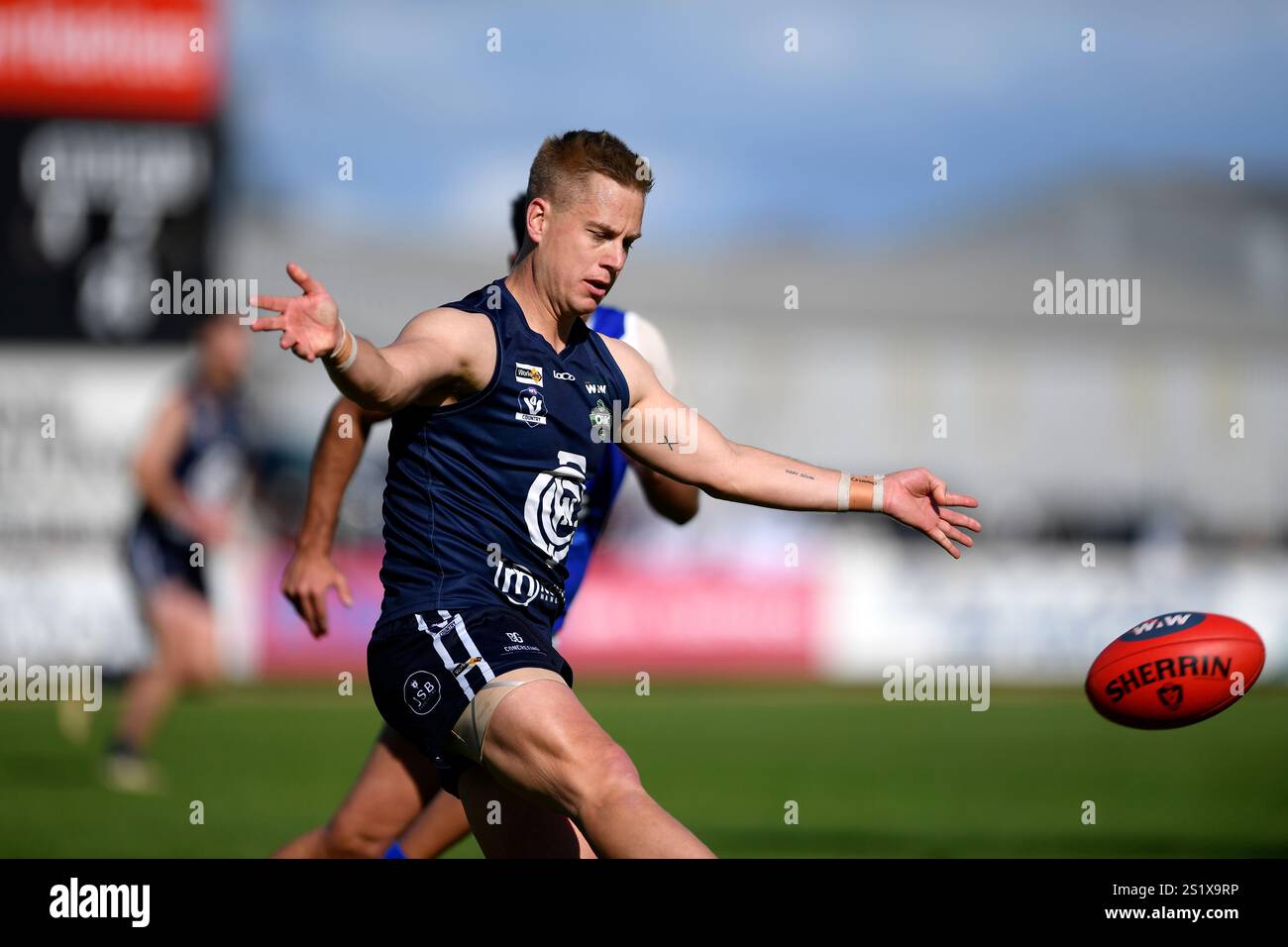 WANGARATTA, AUSTRALIEN. September 2024. Ein Spieler des Greta Football Club lässt den Ball fallen, um ihn während des Ovens and King Grand Final zu kicken. Stockfoto