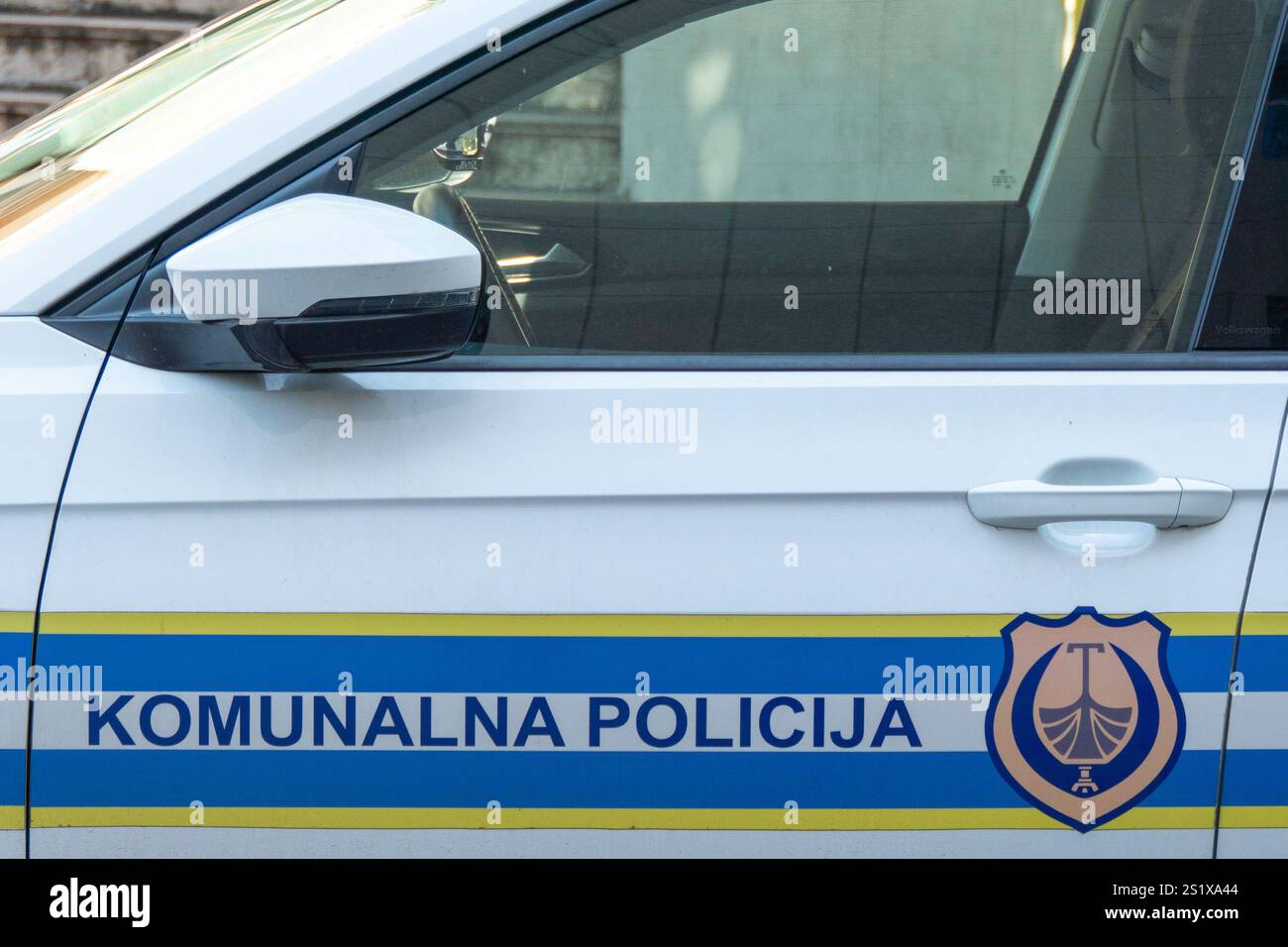 Porto Montenegro, Montenegro, 12. August 2024. Kommunaler Polizeiwagen auf einer Stadtstraße. Stockfoto Porto Montenegro, Montenegro, 12. August 2024. Kommunaler Polizeiwagen auf einer Stadtstraße. Stockfoto