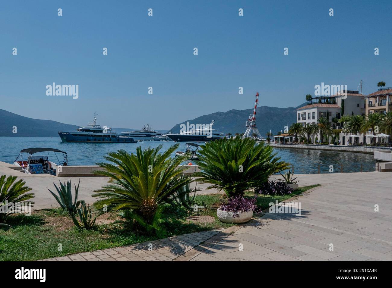 Porto Montenegro, Montenegro, 12. August 2024. Tivat, Landschaft des Hafens und seiner Boote. Stockfoto Porto Montenegro, Montenegro, 12. August 2024. Tivat, Landschaft des Hafens und seiner Boote. Stockfoto