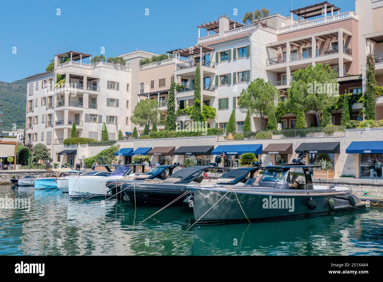 Porto Montenegro, Montenegro, 12. August 2024. Tivat, Landschaft des Hafens und seiner Boote. Stockfoto Porto Montenegro, Montenegro, 12. August 2024. Tivat, Landschaft des Hafens und seiner Boote. Stockfoto