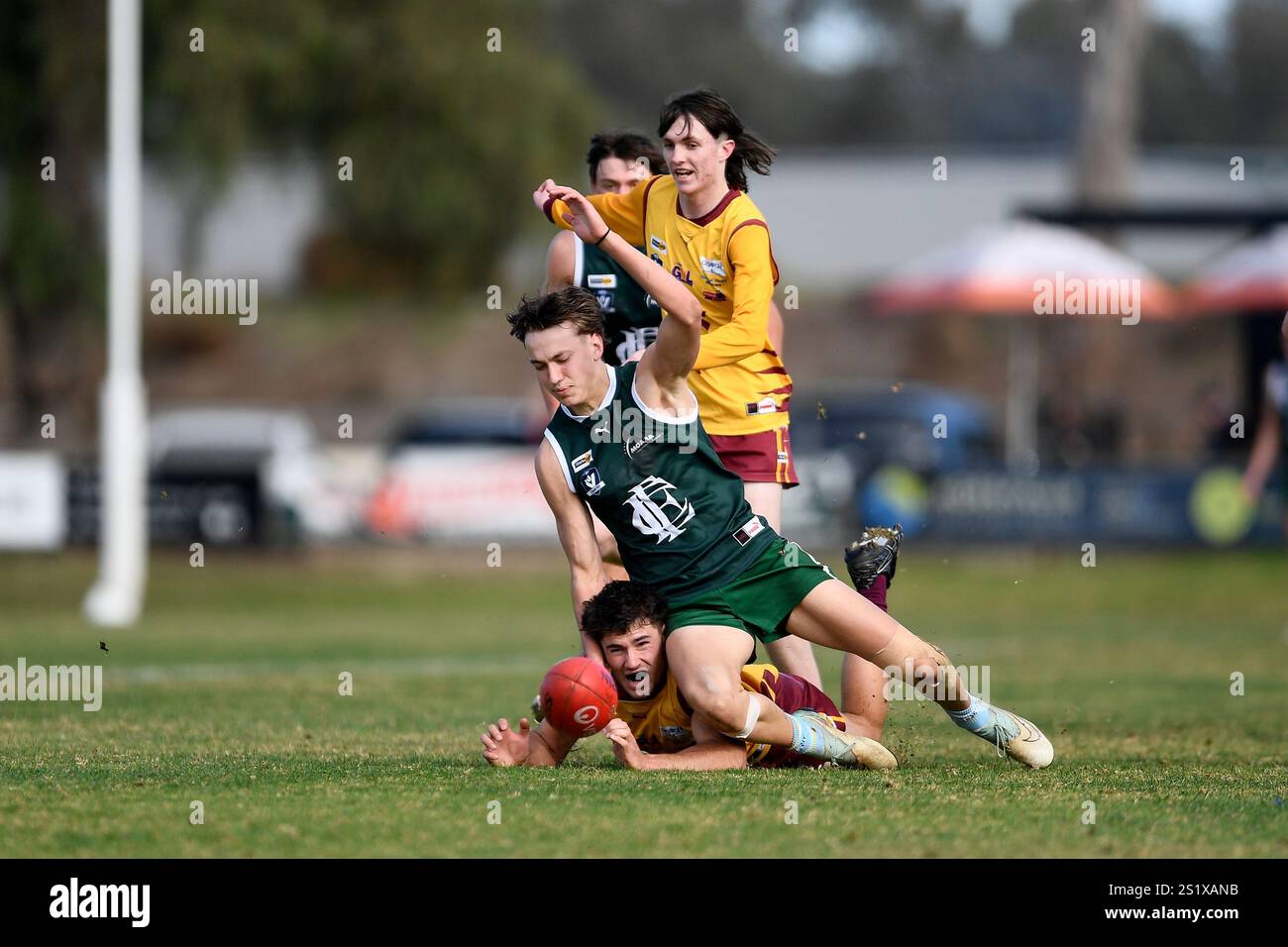 Ein Fußballspieler aus Echuca kämpft während eines Australian Rules Football-Spiels im ländlichen Victoria, Australien, gegen einen Gegner Stockfoto