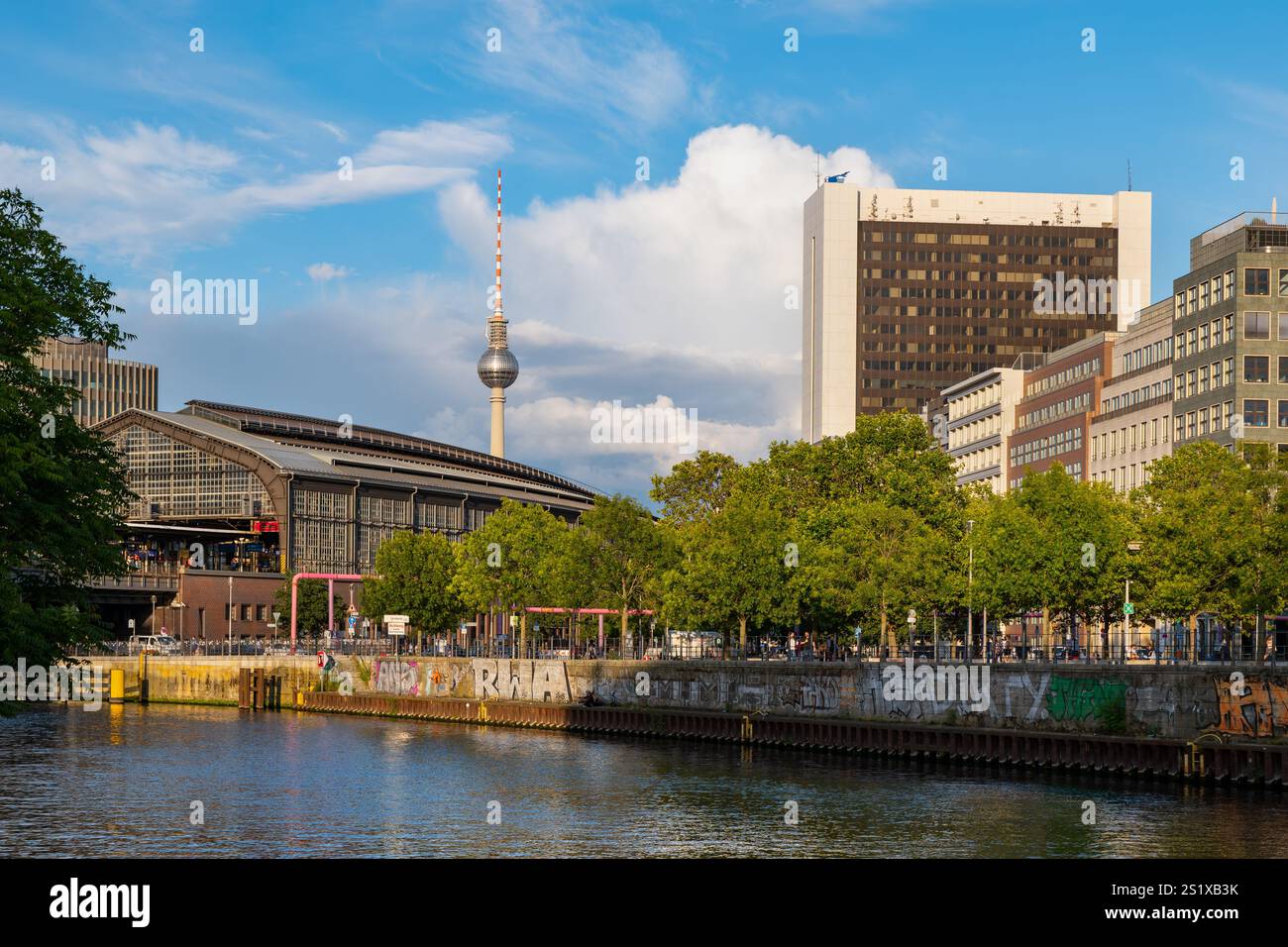 Stadtzentrum von Berlin, Hauptstadt von Deutschland. In der Skyline Bahnhof Friedrichstraße und Fernsehturm im zentralen Bezirk Mitte mit Spree-Ufer Stockfoto
