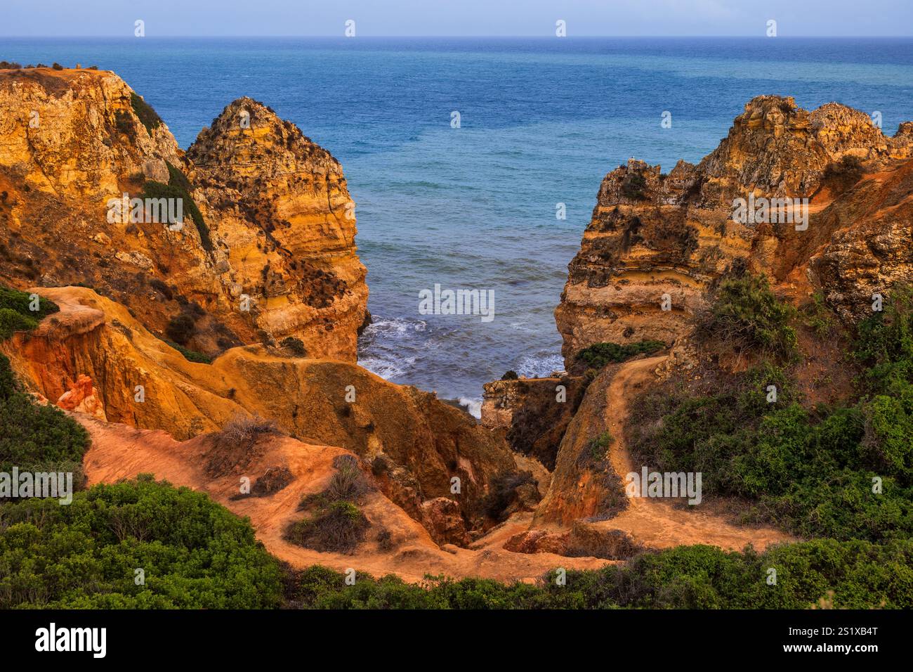 Malerische Landschaft der Algarve, zerklüftete Atlantikküste mit Wanderwegen und Klippen in Lagos, Süd-Portugal. Stockfoto