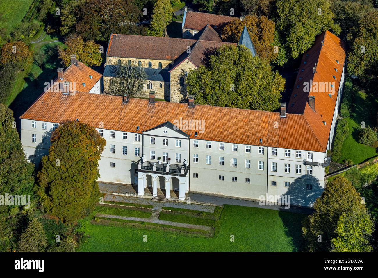 Luftbild, Schloss Cappenberg mit LWL-Museum für Kunst und Kultur und Kath. Stiftskirche Evangelist St. Johannes, herbstlicher Wald, Cappenberg, Selm, Stockfoto