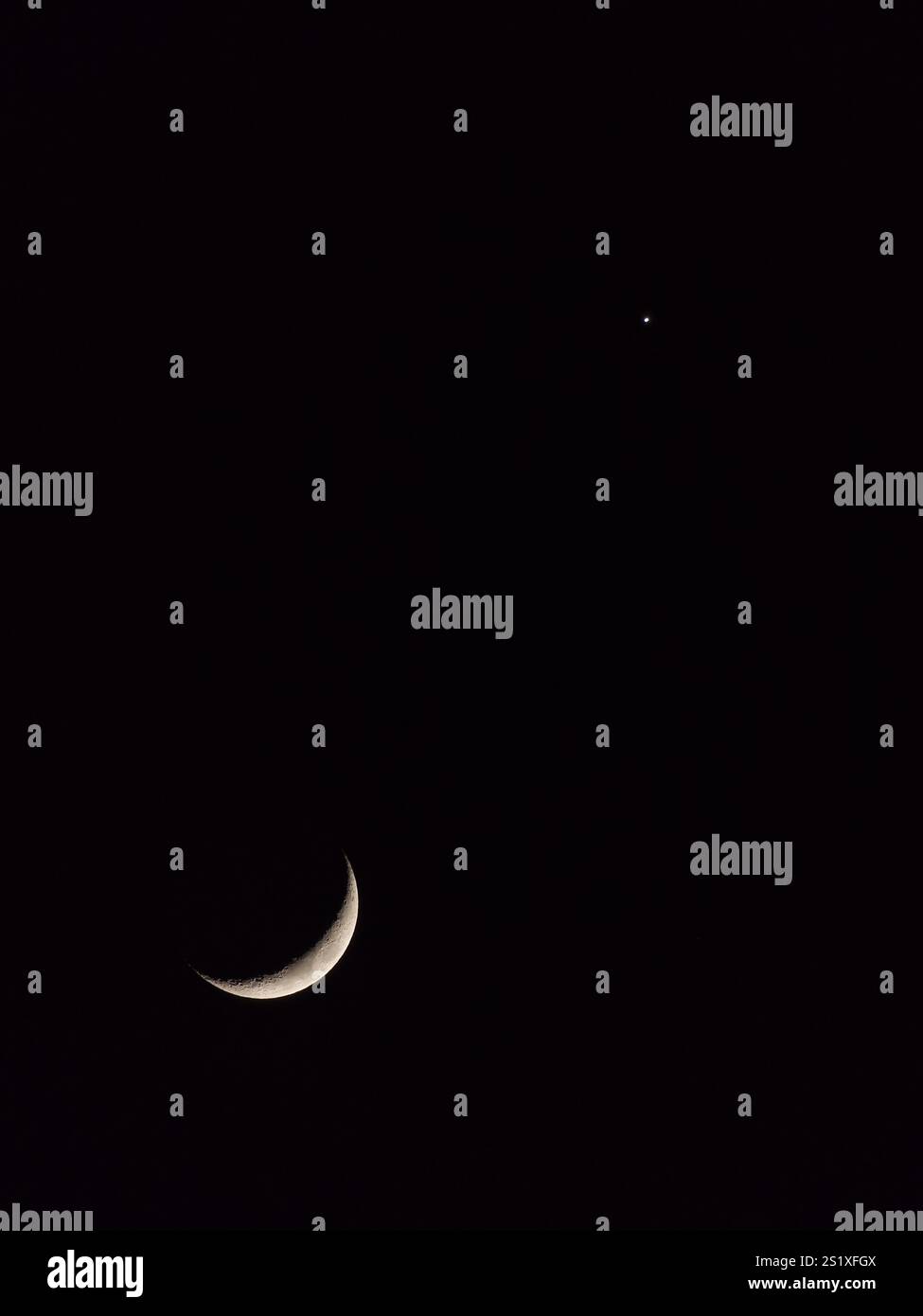 Athen, Griechenland - 3. Januar 2025: Mond und Venus tanzen zusammen unter dunklem Winterhimmel Stockfoto