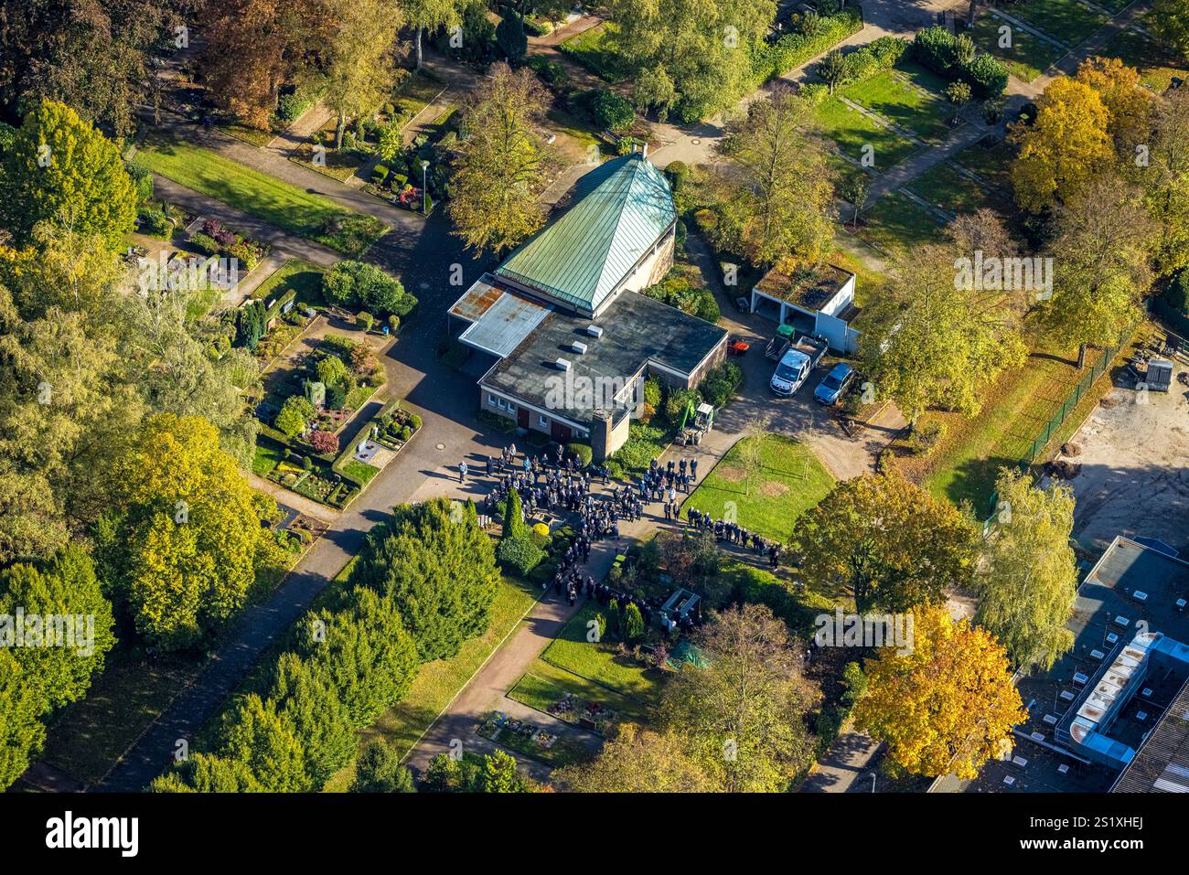 Aus der Vogelperspektive, Trauer in der Trauerhalle auf dem Selmer Friedhof, Bezirk Bork, Selm, Münsterland, Nordrhein-Westfalen, Deutschland Stockfoto