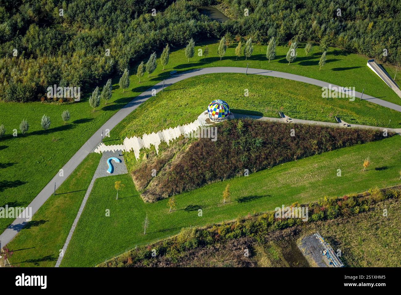 Luftaufnahme, Kunstwerk farbige Kuppel im Auenpark, Künstler Polenz Metall Design Manufaktur, Selm, Münsterland, Nordrhein-Westfalen, Deutschland Stockfoto