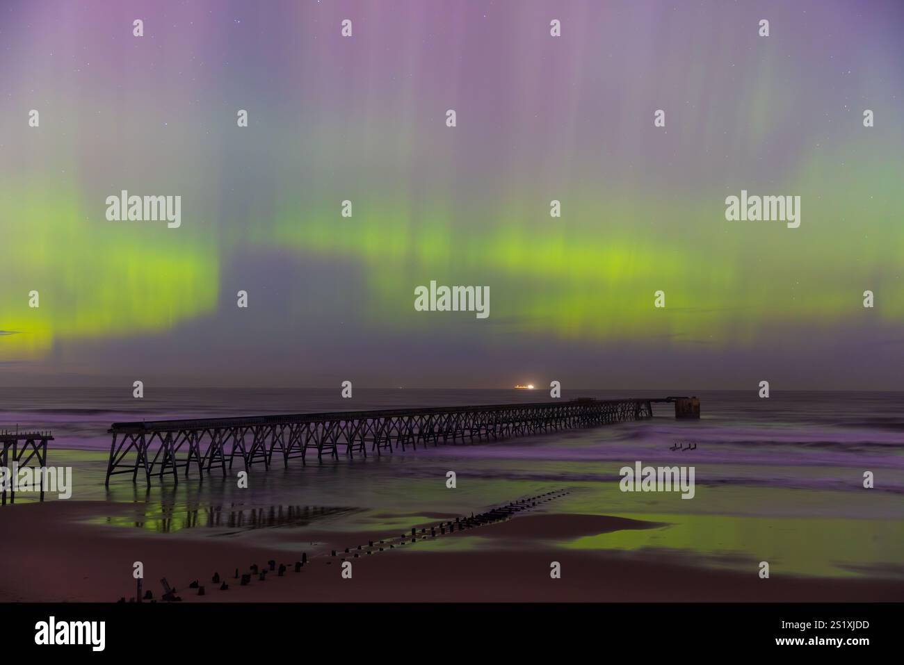 Aurora Borealis über der Nordsee bei Hartlepool, England, Großbritannien. Stockfoto