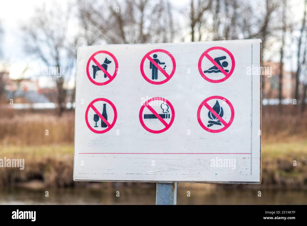 Nahaufnahme der Informationstafel im Park mit Begrenzungssymbolen Stockfoto