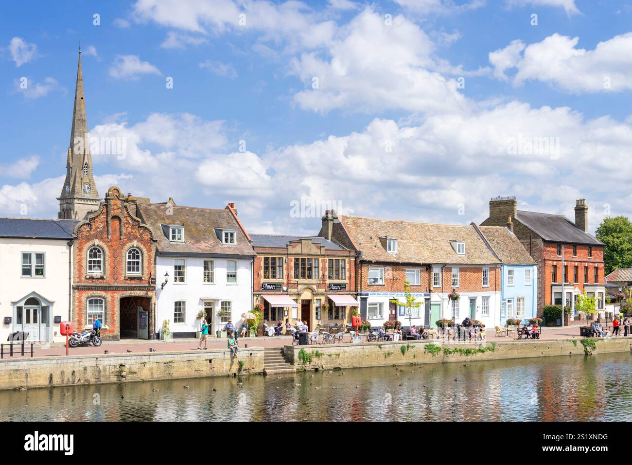 St Ives The Quay Geschäfte und Restaurants am Kai in St Ives, einer mittelalterlichen Marktstadt Quayside St Ives Cambridgeshire England Großbritannien GB Europa Stockfoto