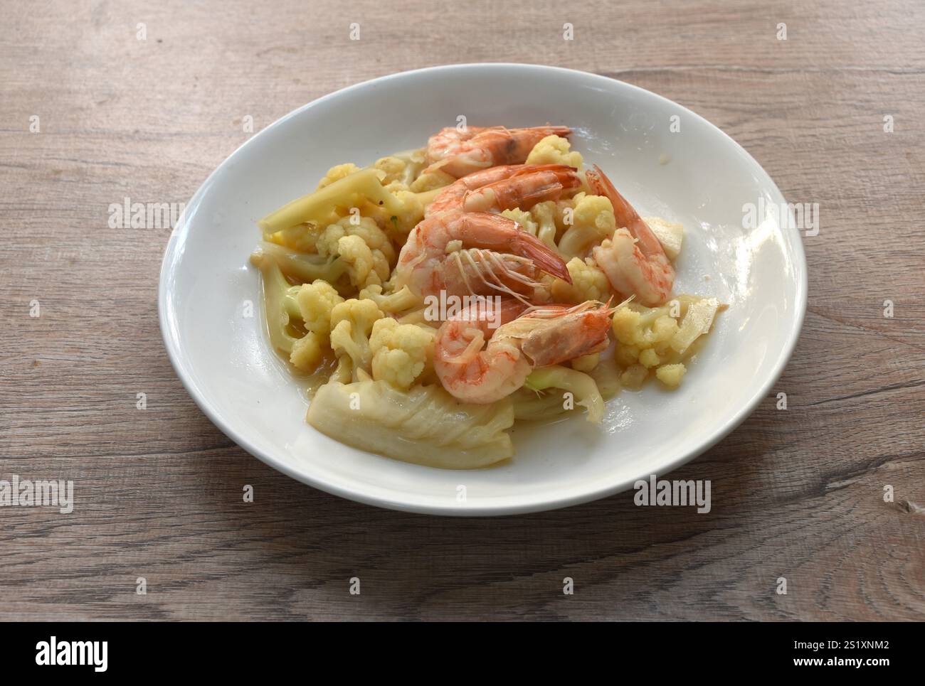 Gebratenen Blumenkohl mit Garnelen in Sojasauce auf dem Teller verrühren Stockfoto