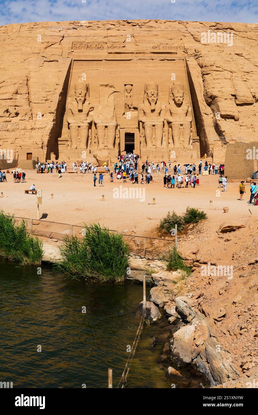 Touristen im ägyptischen Tempel von Ramses II. In Abu Simbel, Assuan, Ägypten. Nassersee Nubiensee Stockfoto