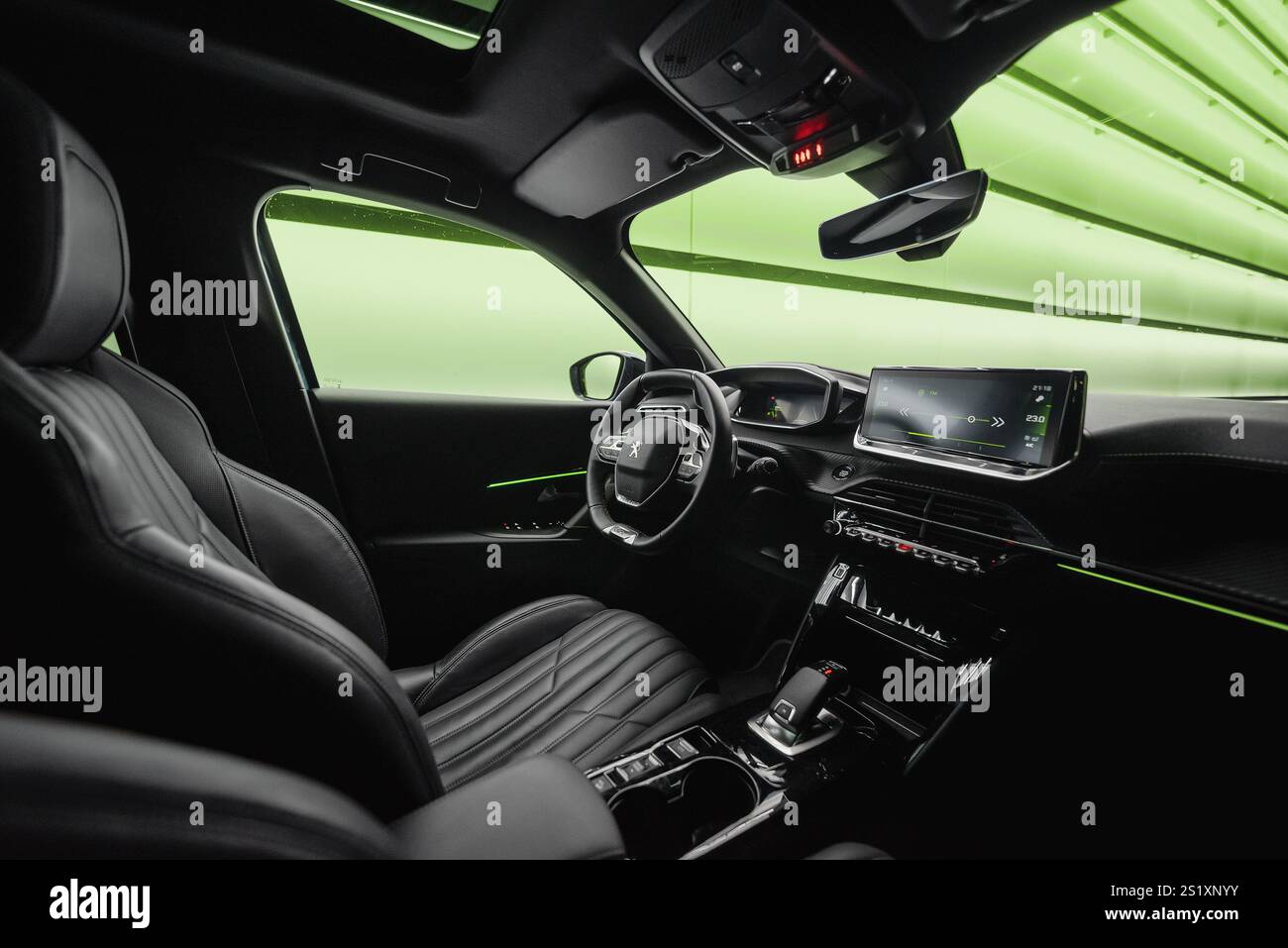 Innenraum des Peugeot 2008. Weitwinkelansicht vom Beifahrersitz: Fahrersitz, Lenkrad, Mittelkonsole und Armaturenbrett des französischen suv-Crossover Stockfoto