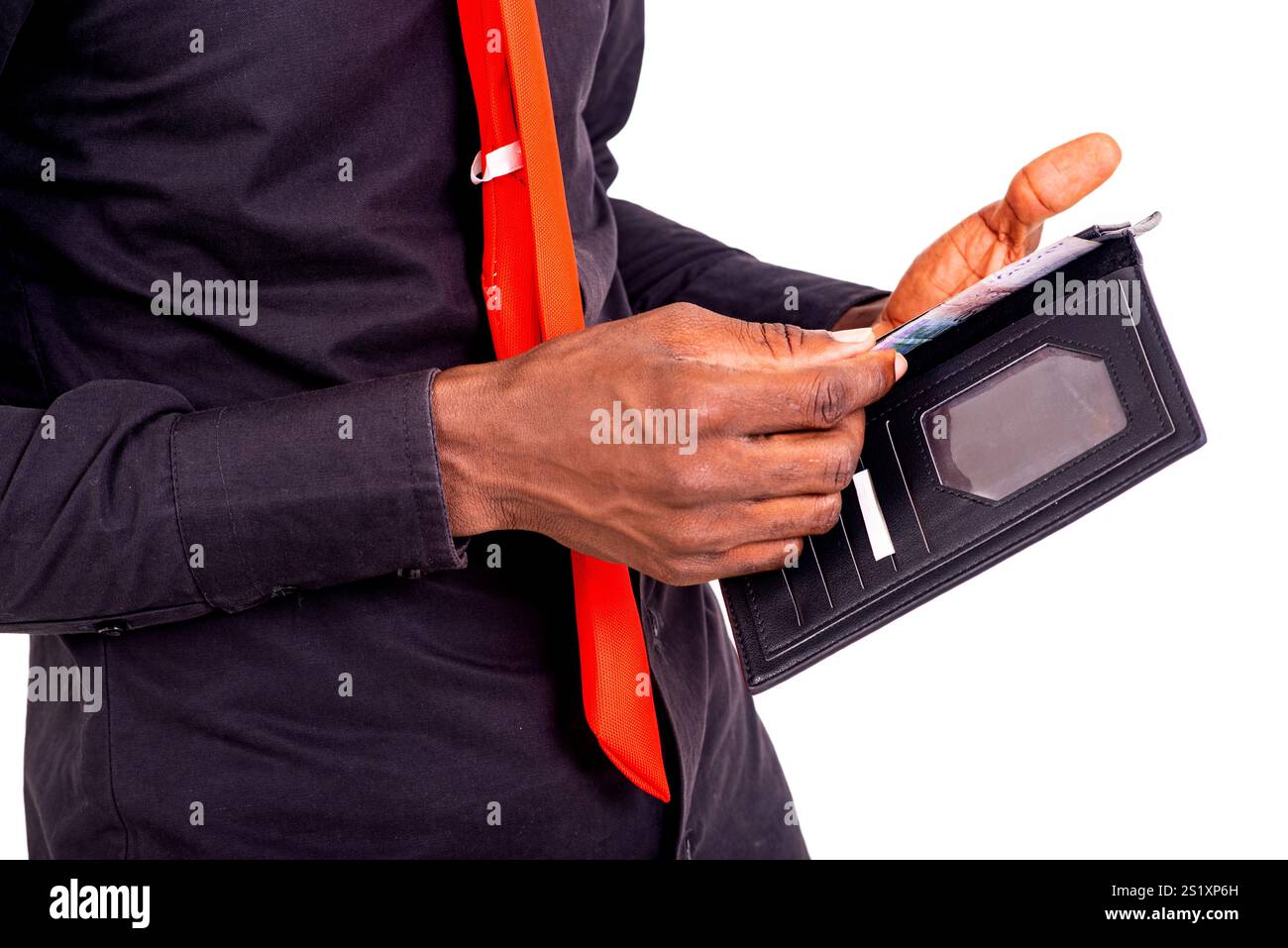 Porträt eines jungen Mannes, der Banknoten aus seiner Brieftasche nimmt. Stockfoto