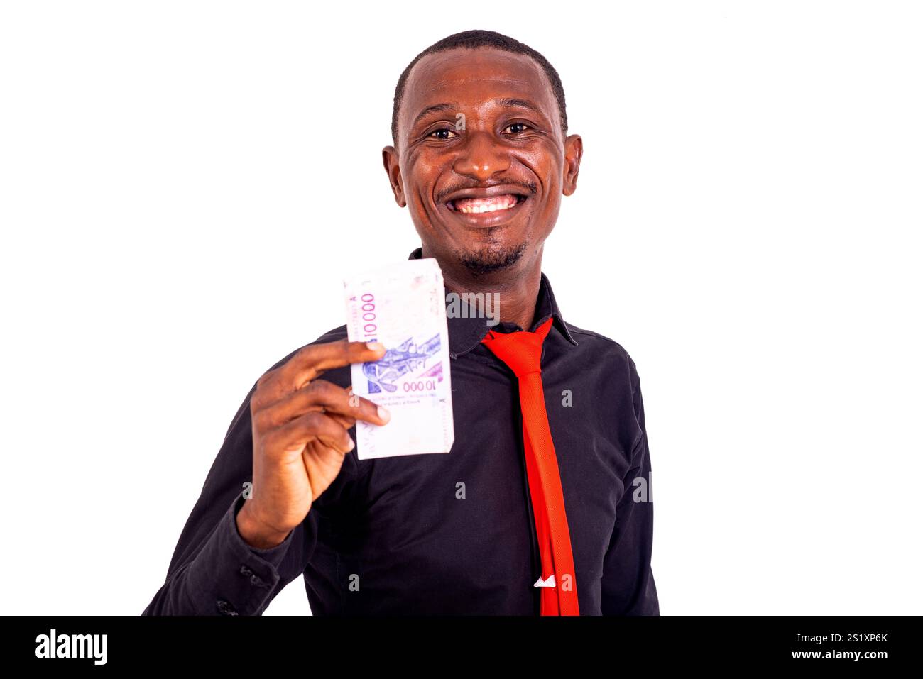 Porträt eines hübschen jungen Mannes, der eine Geldrechnung hält, während er lächelt. Stockfoto