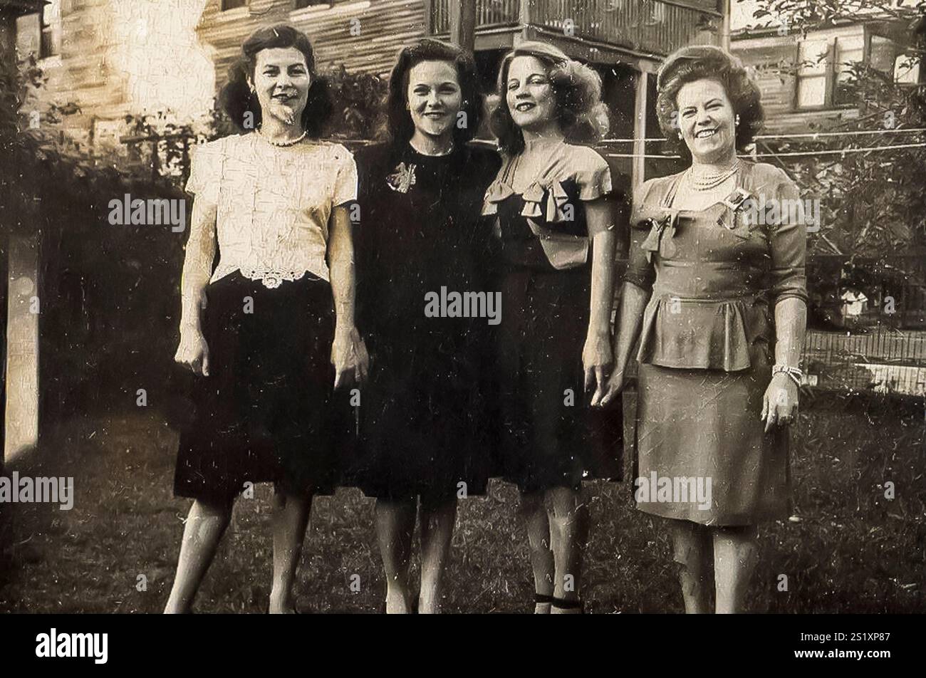 Scranton, Pennsylvania, USA, Gruppenfoto, Familie, Schwestern im Hinterhof, Frauen aus den 1940er Jahren, alte Familienfotos, Freundinnen Stockfoto