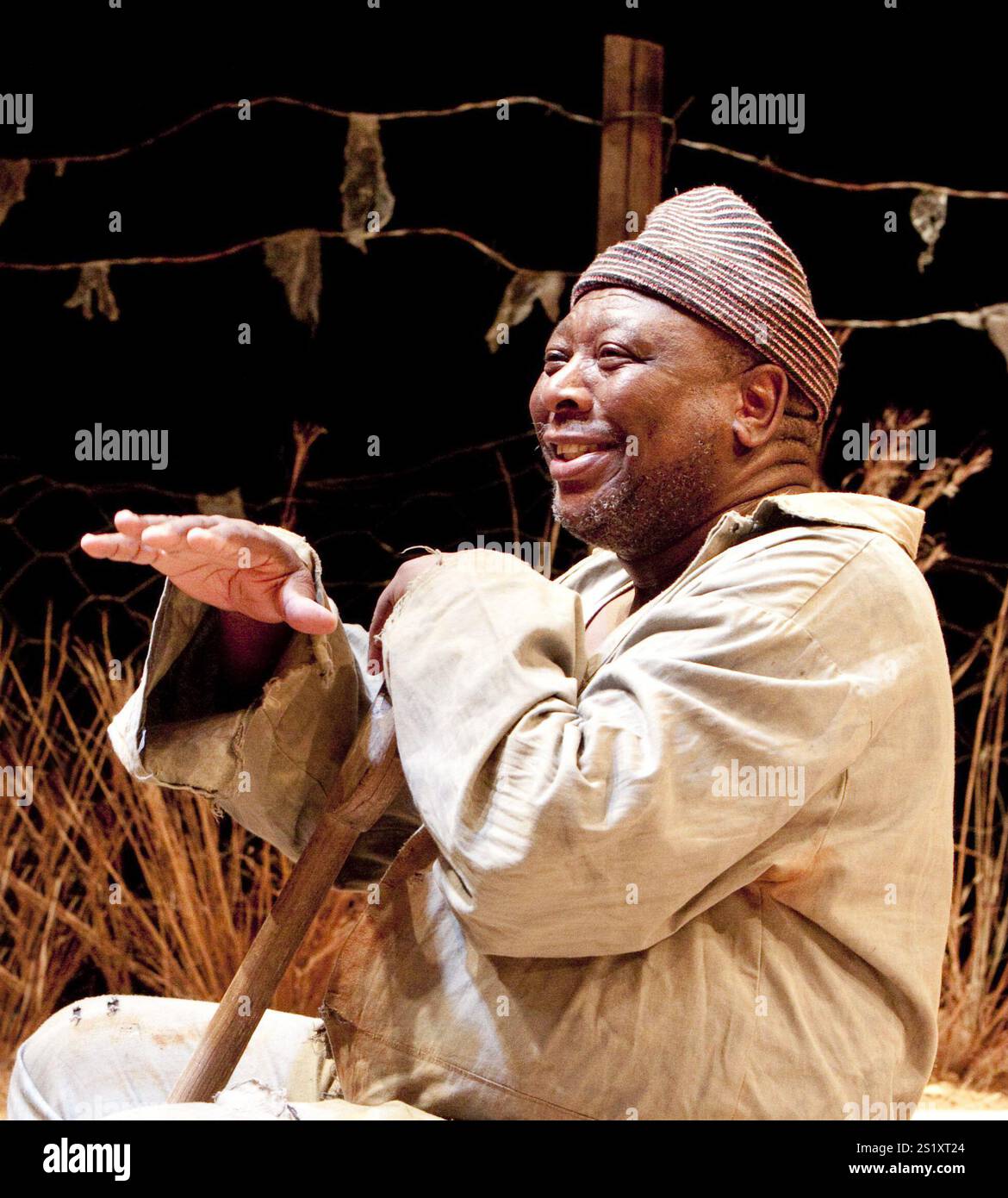 Owen Sejake (der Grabgräber) im ZUGFÜHRER geschrieben und inszeniert von Athol Fugard am Hampstead Theatre, London NW3 09/11/2010 A Fugard Theatre Produktionsdesign: Saul Radomsky Beleuchtung: Mannie Manim Stockfoto