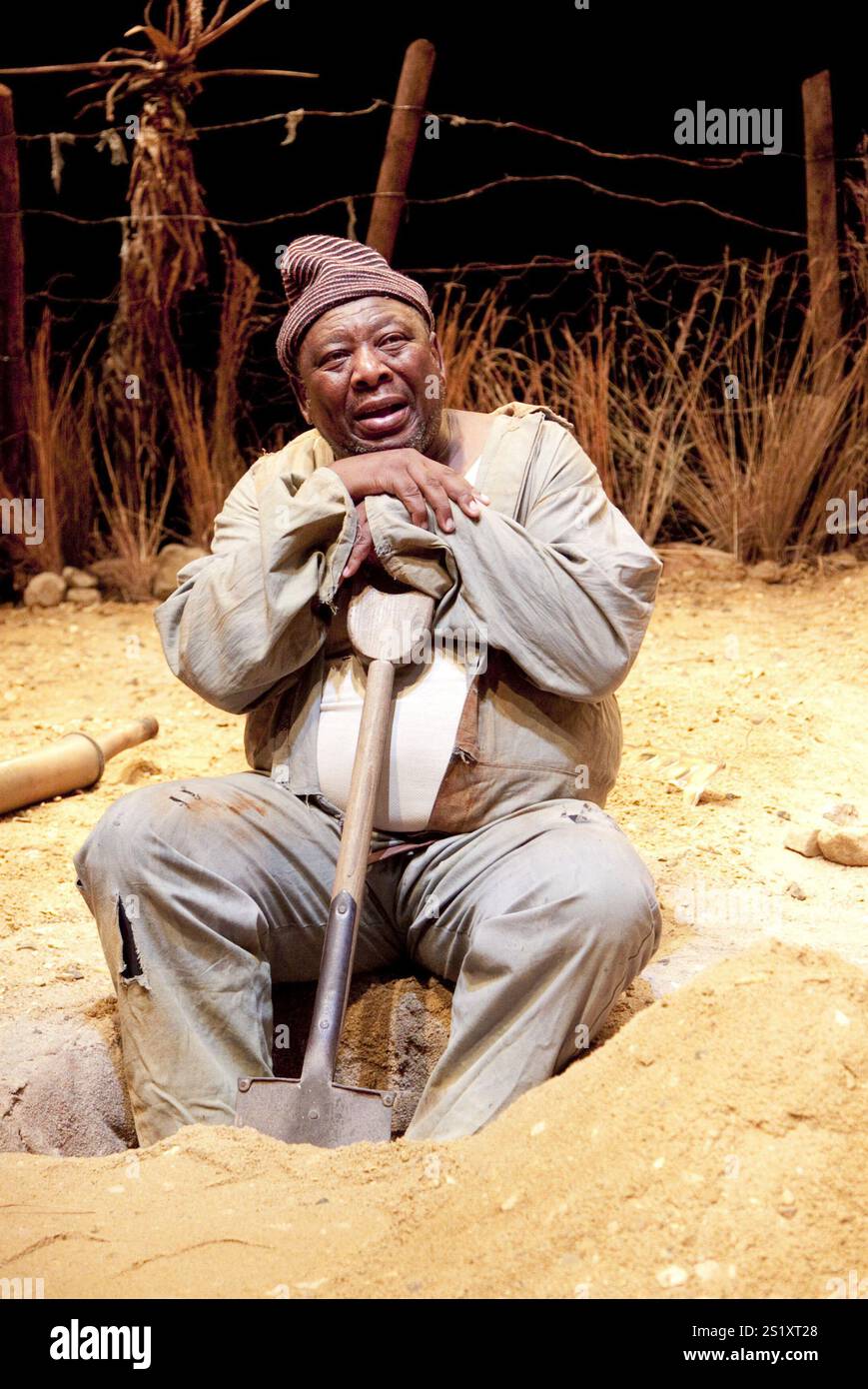 Owen Sejake (der Grabgräber) im ZUGFÜHRER geschrieben und inszeniert von Athol Fugard am Hampstead Theatre, London NW3 09/11/2010 A Fugard Theatre Produktionsdesign: Saul Radomsky Beleuchtung: Mannie Manim Stockfoto