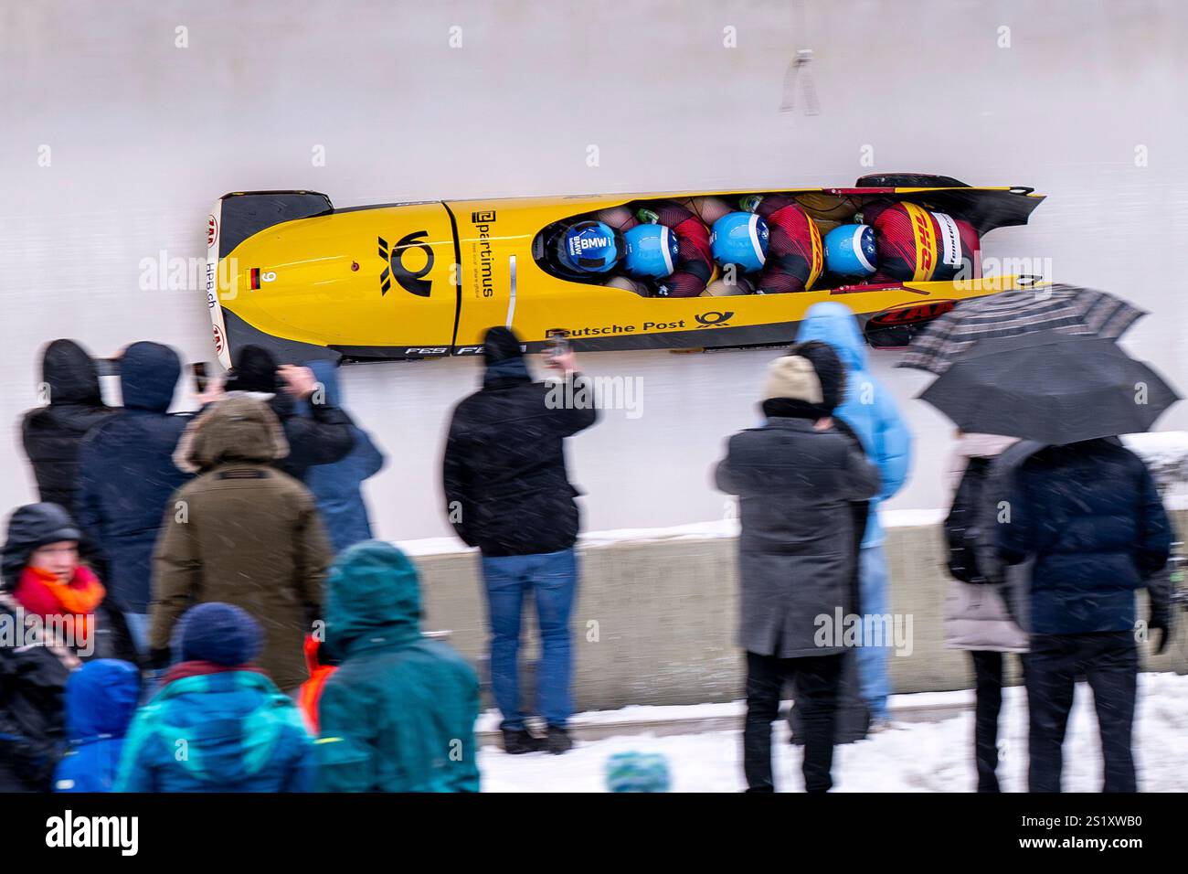 Winterberg, Deutschland. Januar 2025. Bobbahn: Weltmeisterschaft, Viererbob, Männer, 1. Lauf: Adam Ammour, Theo Hempel, Benedikt Hertel und Rupert Schenk aus Deutschland fahren durch den Eiskanal. Quelle: dpa Picture Alliance/Alamy Live News Stockfoto