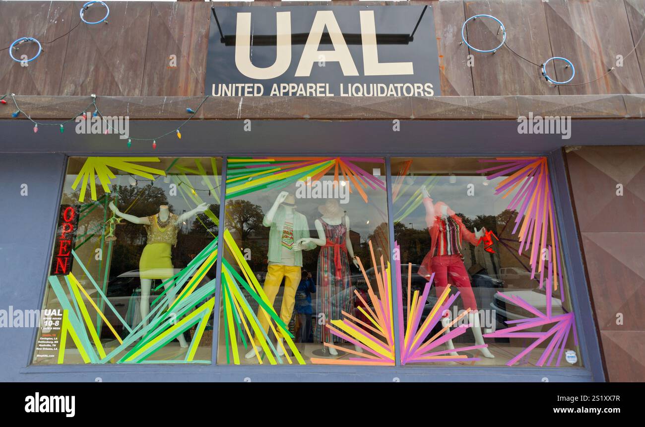 Discount-Shop, in dem Designerbekleidung für Herren, Damen und Kinder, Accessoires und Haushaltswaren verkauft werden. Stockfoto