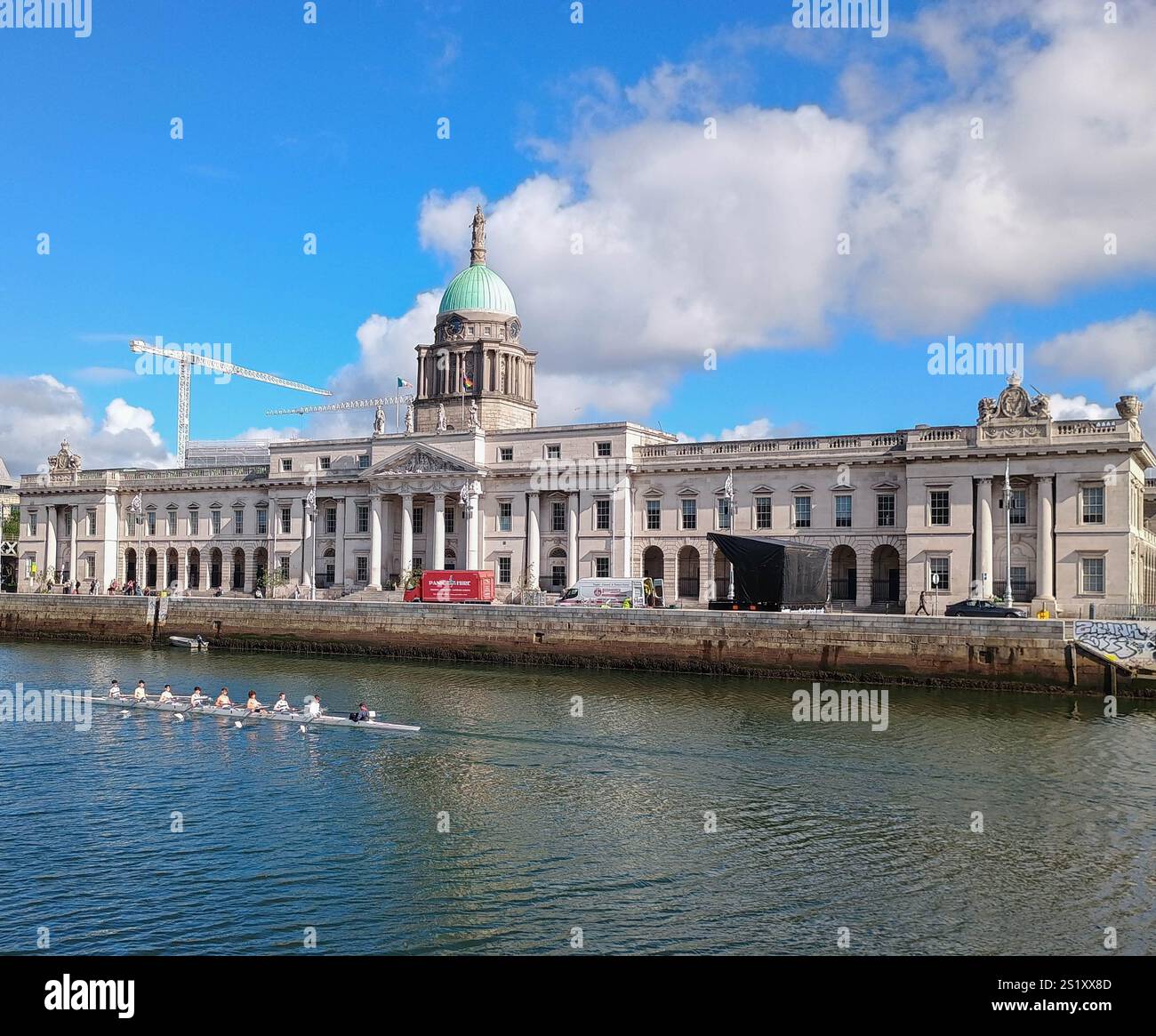 Custom House, Dublin mit einer Ruderacht am Fluss Liffey. Aus der Tara Street Stockfoto