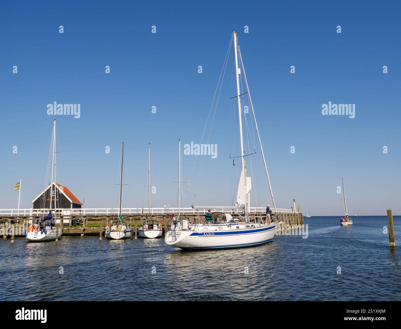 Das Segelboot verlässt den alten Hafen von Hindeloopen und segelt zum IJsselmeer-See, Friesland, Niederlande Stockfoto