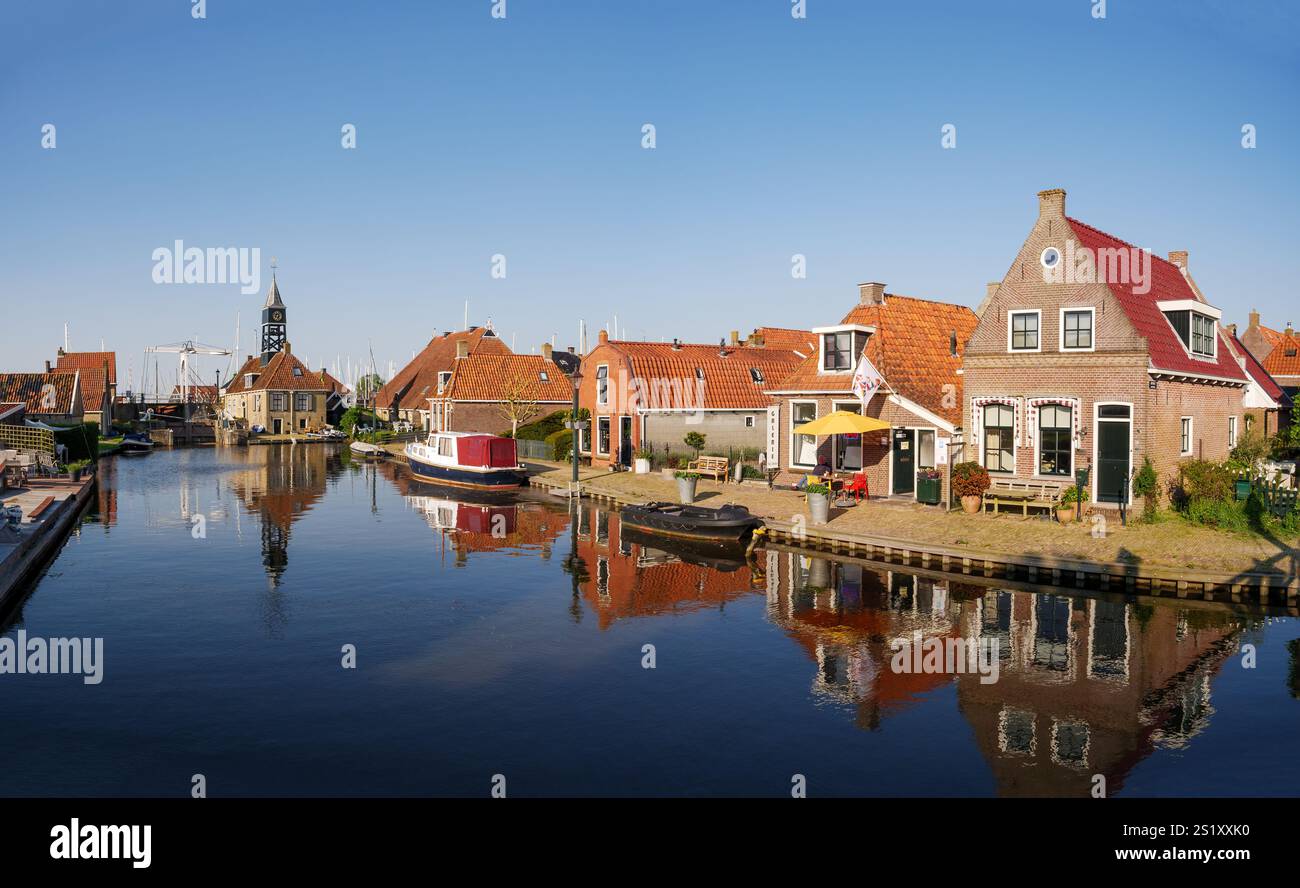 Zijlroede-Kanal mit Häusern und Sylhus, Schleusenhaus, in der Altstadt von Hindeloopen, Friesland, Niederlande Stockfoto