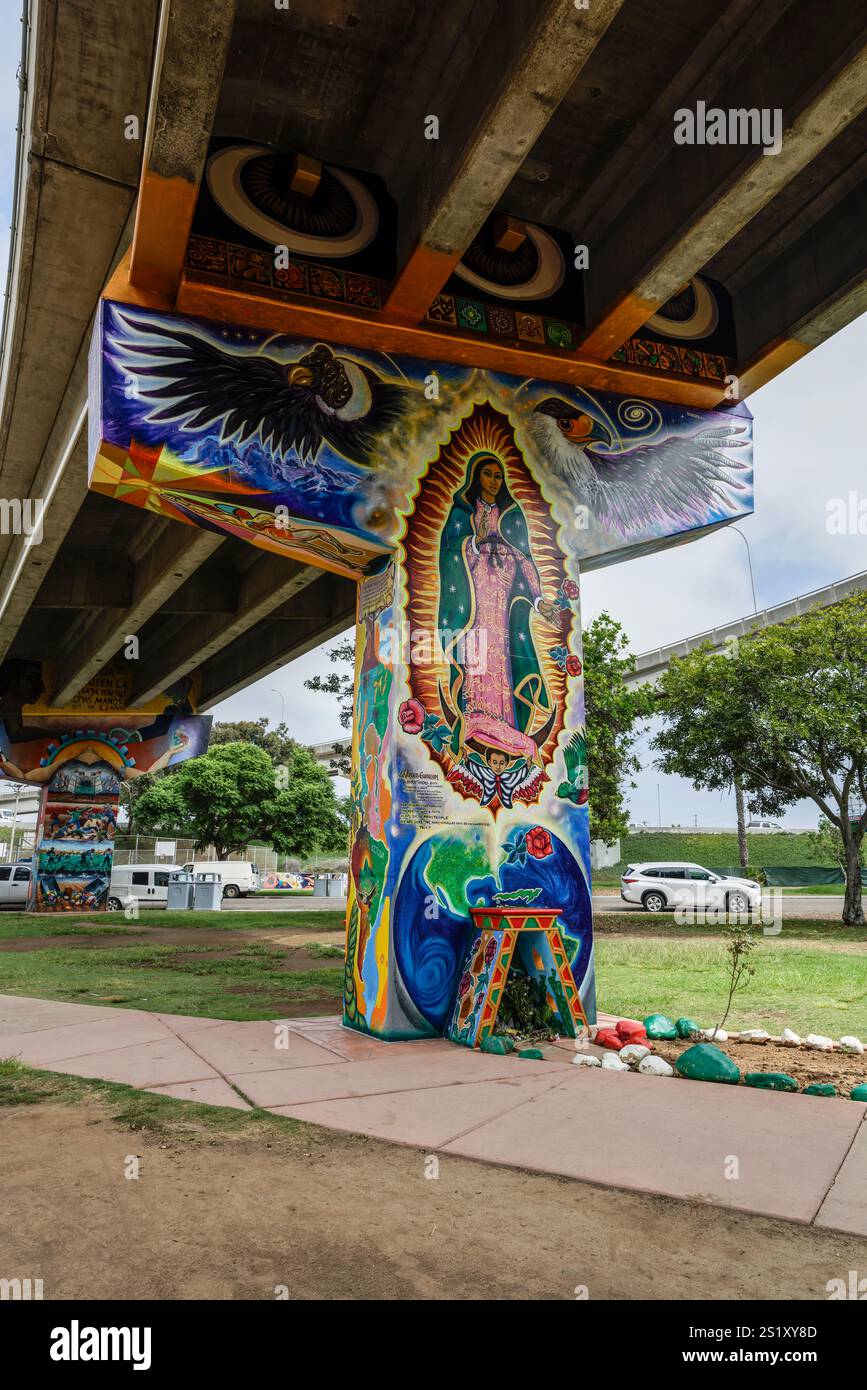 Wandgemälde oder Street Art im Chicano Park, Barrio Logan, San Diego, Kalifornien, USA – ein nationales historisches Wahrzeichen – „Virgin de Guadalupe“-Wandgemälde Stockfoto