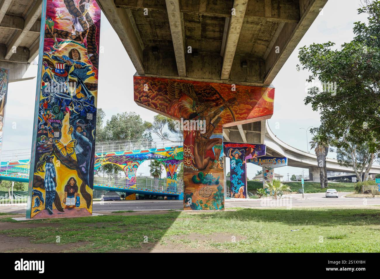 Wandgemälde oder Street Art im Chicano Park, Barrio Logan, San Diego, Kalifornien, USA – ein nationales historisches Wahrzeichen. Zentrum - Wandgemälde „Aztec Archer“ Stockfoto