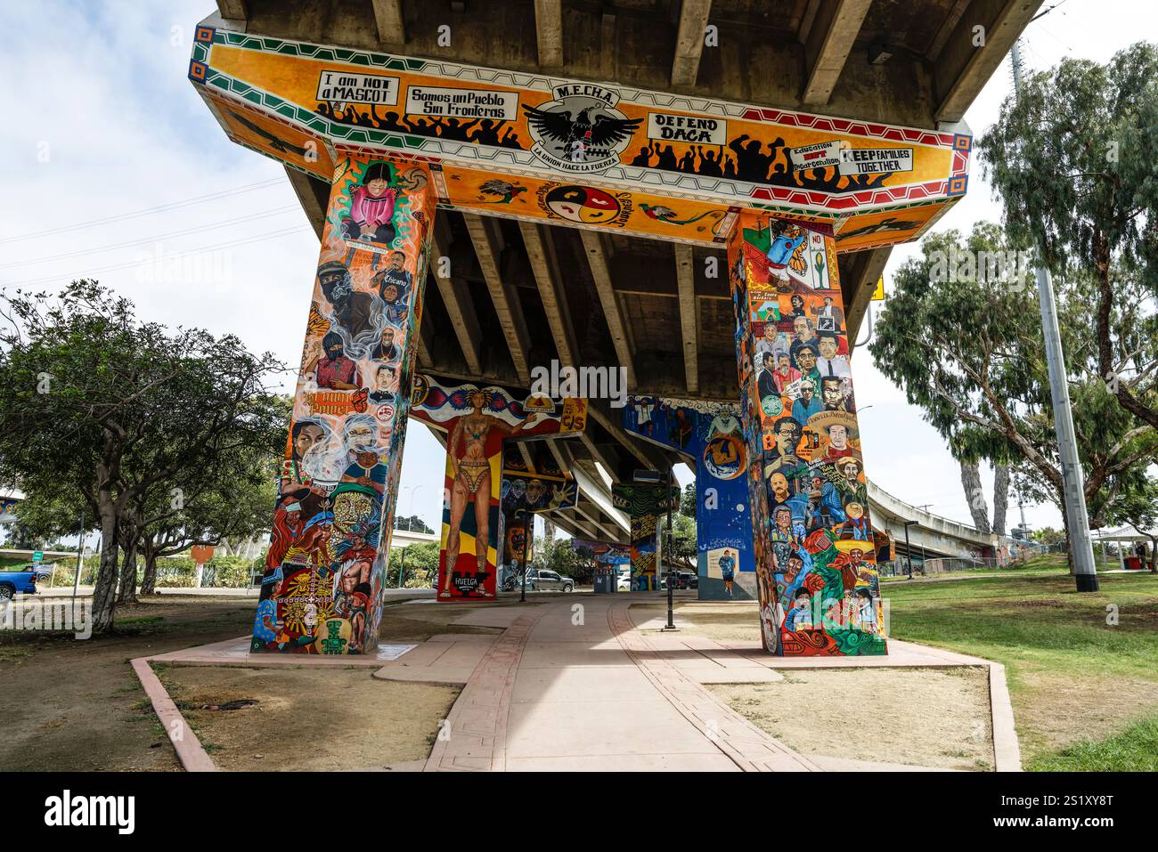 Wandgemälde oder Street Art im Chicano Park, Barrio Logan, San Diego, Kalifornien, USA – ein nationales historisches Wahrzeichen Stockfoto