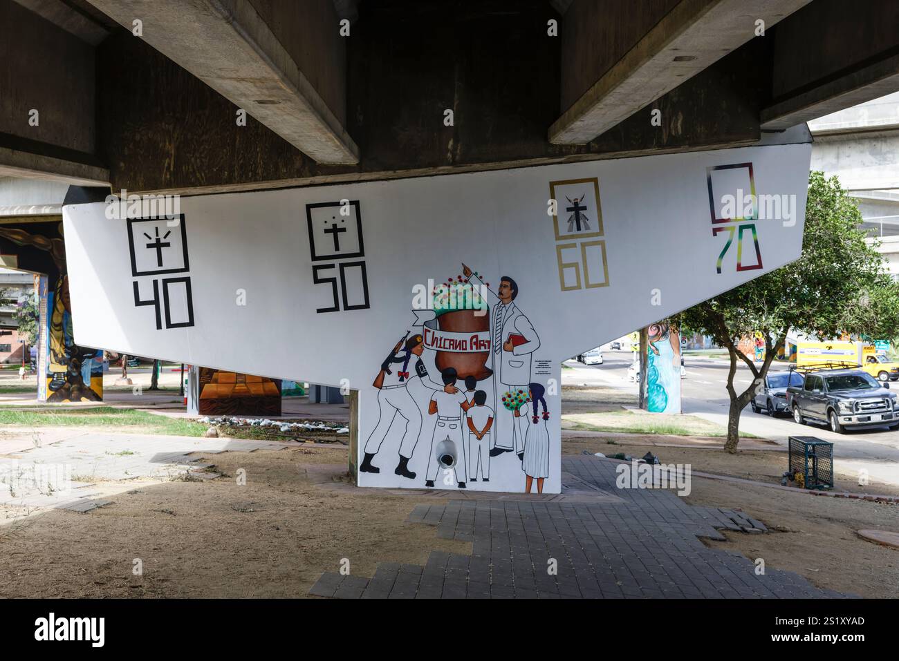 Wandgemälde oder Street Art im Chicano Park, Barrio Logan, San Diego, Kalifornien, USA – ein nationales historisches Wahrzeichen – „Jahrzehnte der Chicano-Bewegung“-Wandgemälde Stockfoto