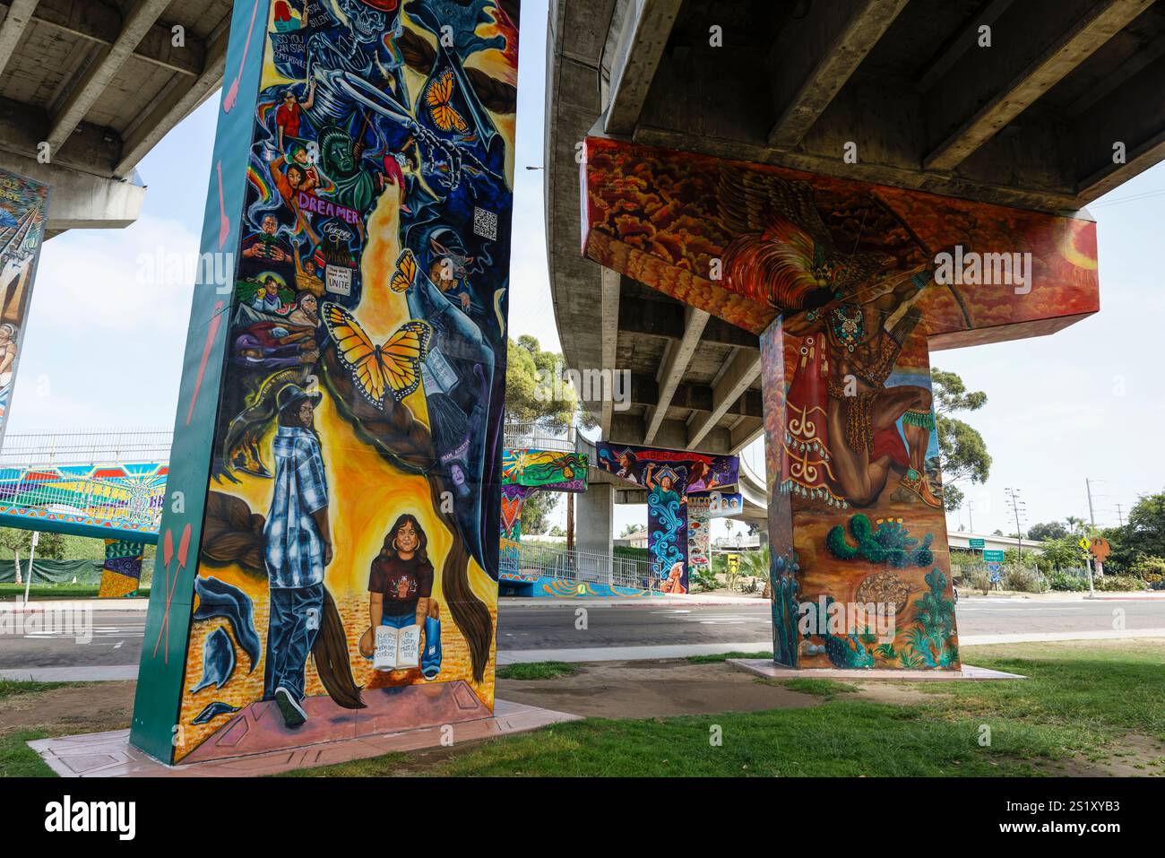 Wandgemälde oder Street Art im Chicano Park, Barrio Logan, San Diego, Kalifornien, USA – ein nationales historisches Wahrzeichen. Links Tu Puedes Mija Wandgemälde Stockfoto
