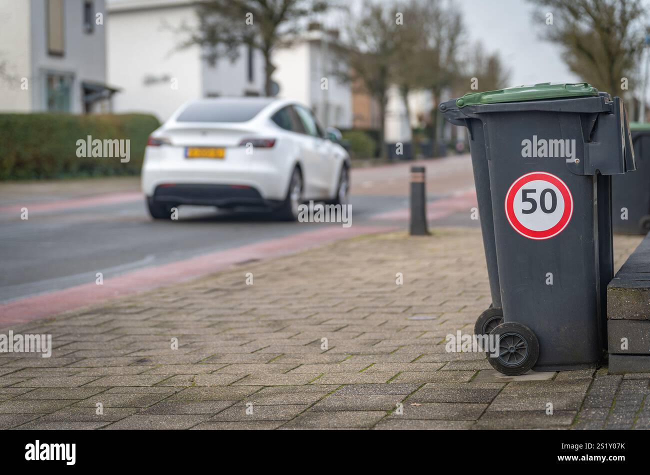 Erinnerung an die Geschwindigkeitsbegrenzung von 50 km/h für Fahrzeuge in bebauten Gebieten in den Niederlanden Stockfoto