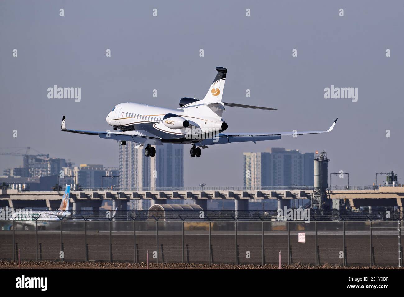 Sky Harbor International Airport 12-31-2024 Phoenix, AZ USA Private Dassault Falcon 7X N805CC Sonnenuntergang Ankunft für 25 l im Sky Harbor Intl. Flughafen. Stockfoto