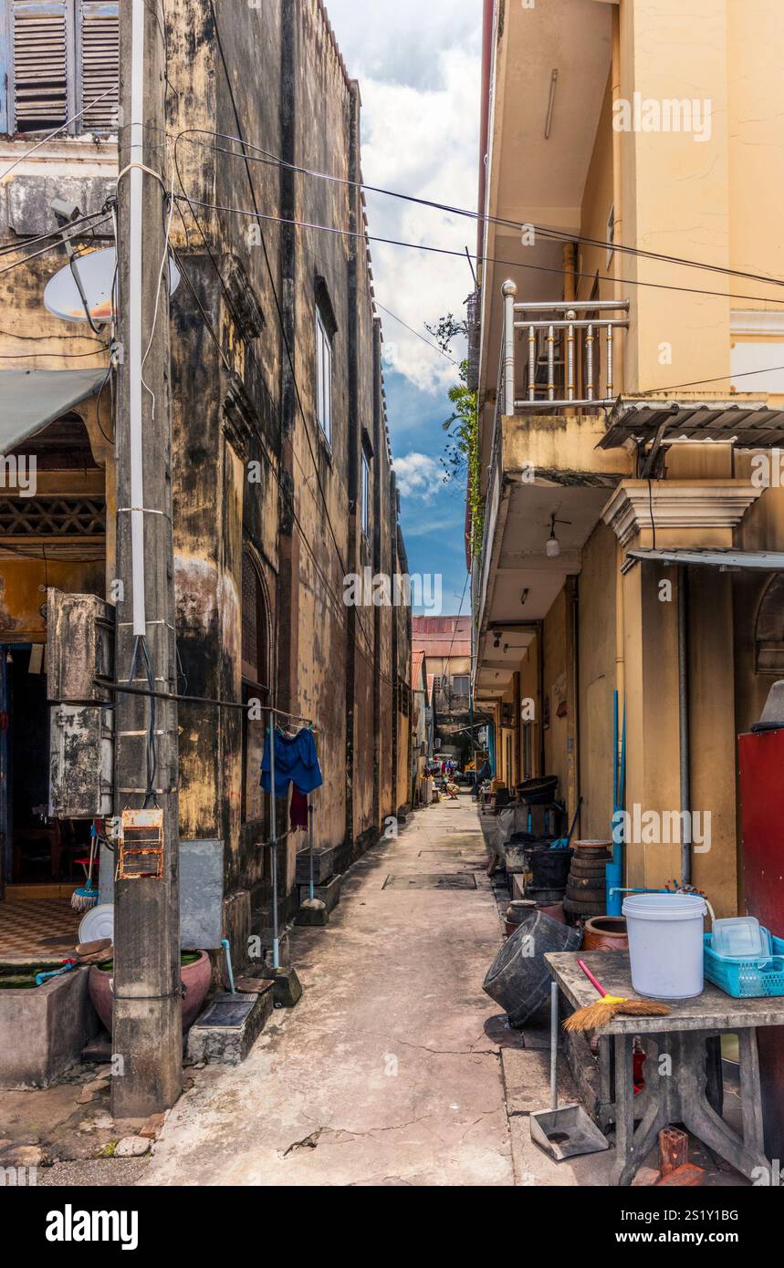 Alte französische Colonila-Gebäude mit Restaurants und Cafés in Kampot, Kambodscha Stockfoto