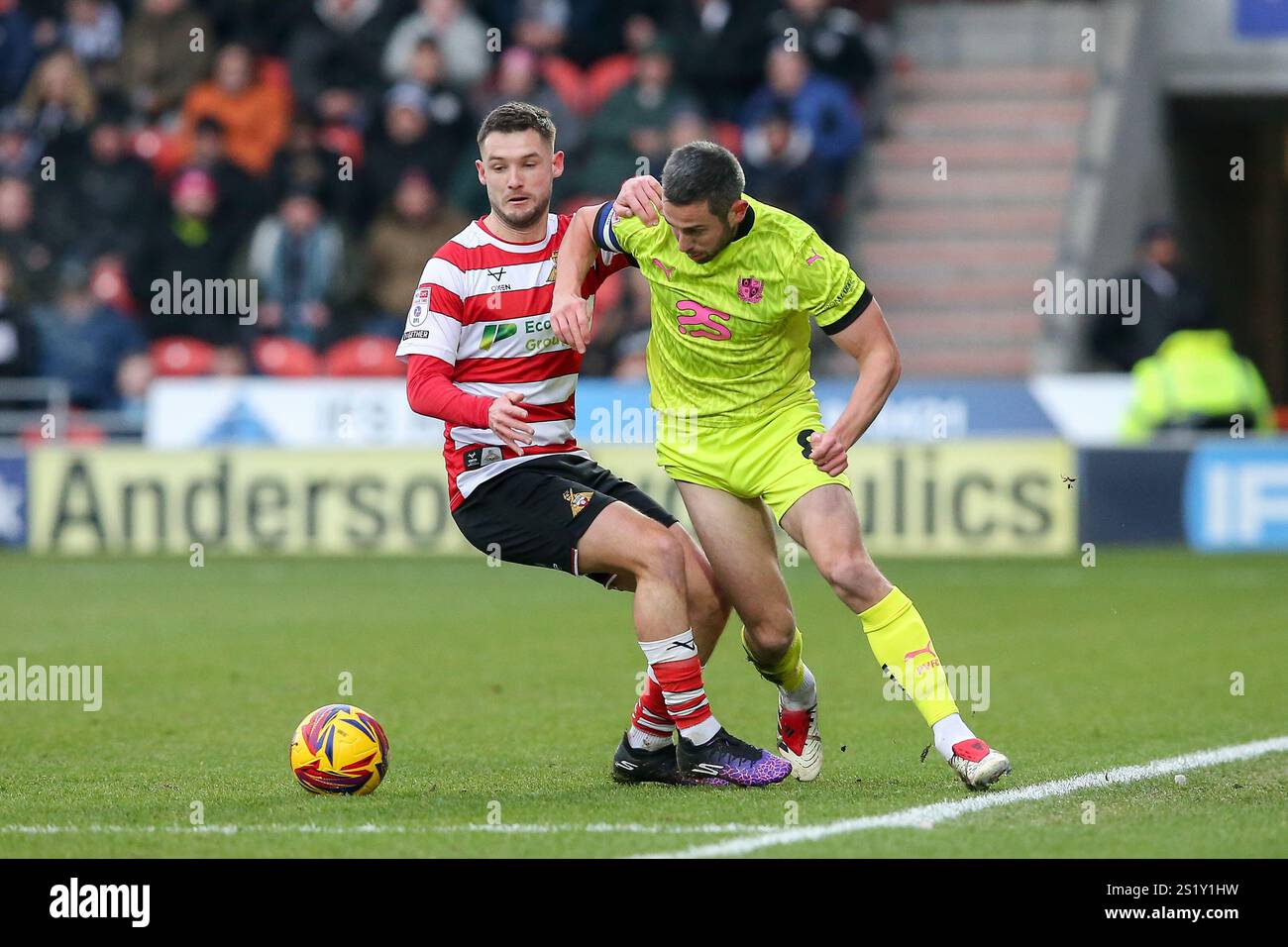 ECO - Power Stadium, Doncaster, England - 4. Januar 2025 Ben Garrity (8) von Port Vale hält die Herausforderung von Luke Molyneux (7) von Doncaster Rovers - während des Spiels Doncaster Rovers gegen Port Vale, Sky Bet League Two, 2024/25, Eco - Power Stadium, Doncaster, England - 4. Januar 2025 Credit: Arthur Haigh/WhiteRosePhotos/Alamy Live News Stockfoto