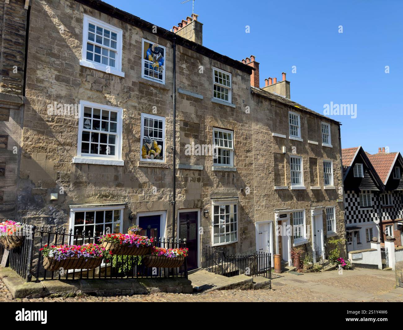 Wohngebäude in einer engen Gasse in Knaresborough, North Yorkshire, England - Smartphone-aufgenommenes Stockfoto