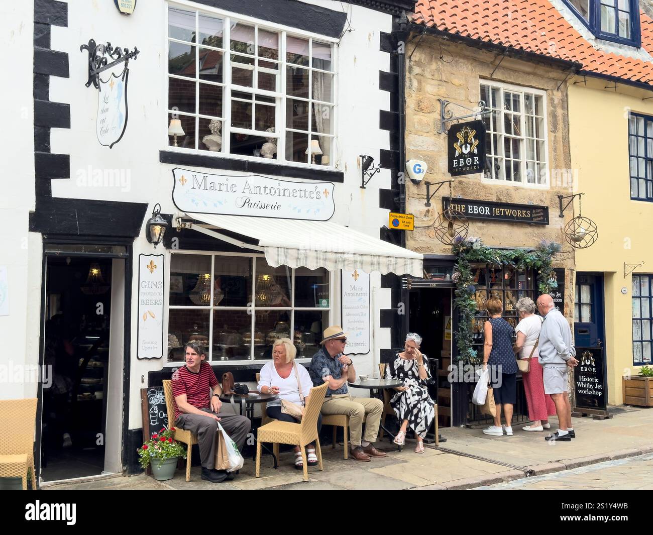 Touristen besuchen Marie Antoinettes Patisserie und Ebor Jetworks in Whitby, Yorkshire, England Stockfoto