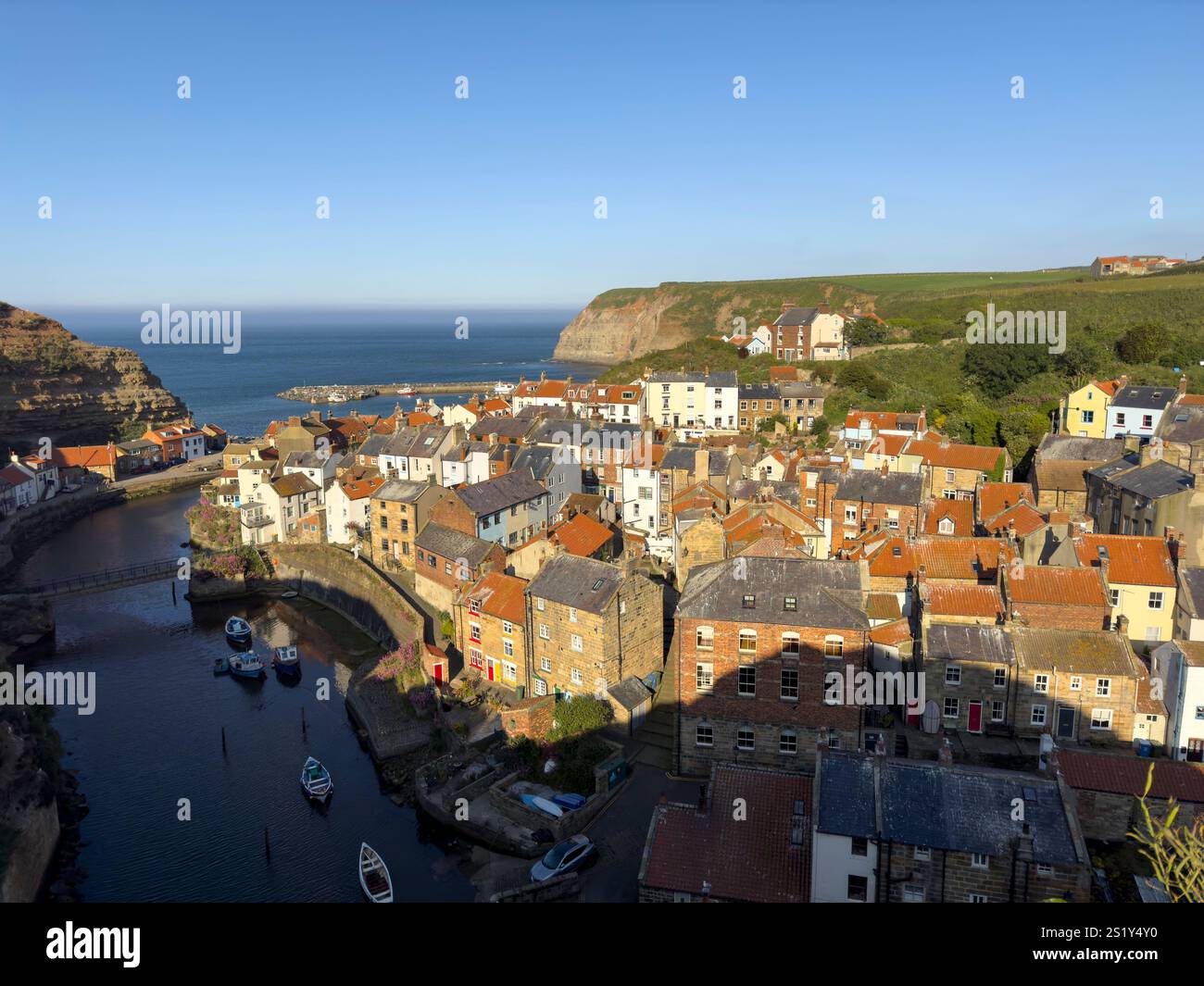 Blick aus der Vogelperspektive auf das Fischerdorf Staithes bei Sonnenuntergang, North Yorkshire, England - Smartphone-aufgenommenes Stockfoto
