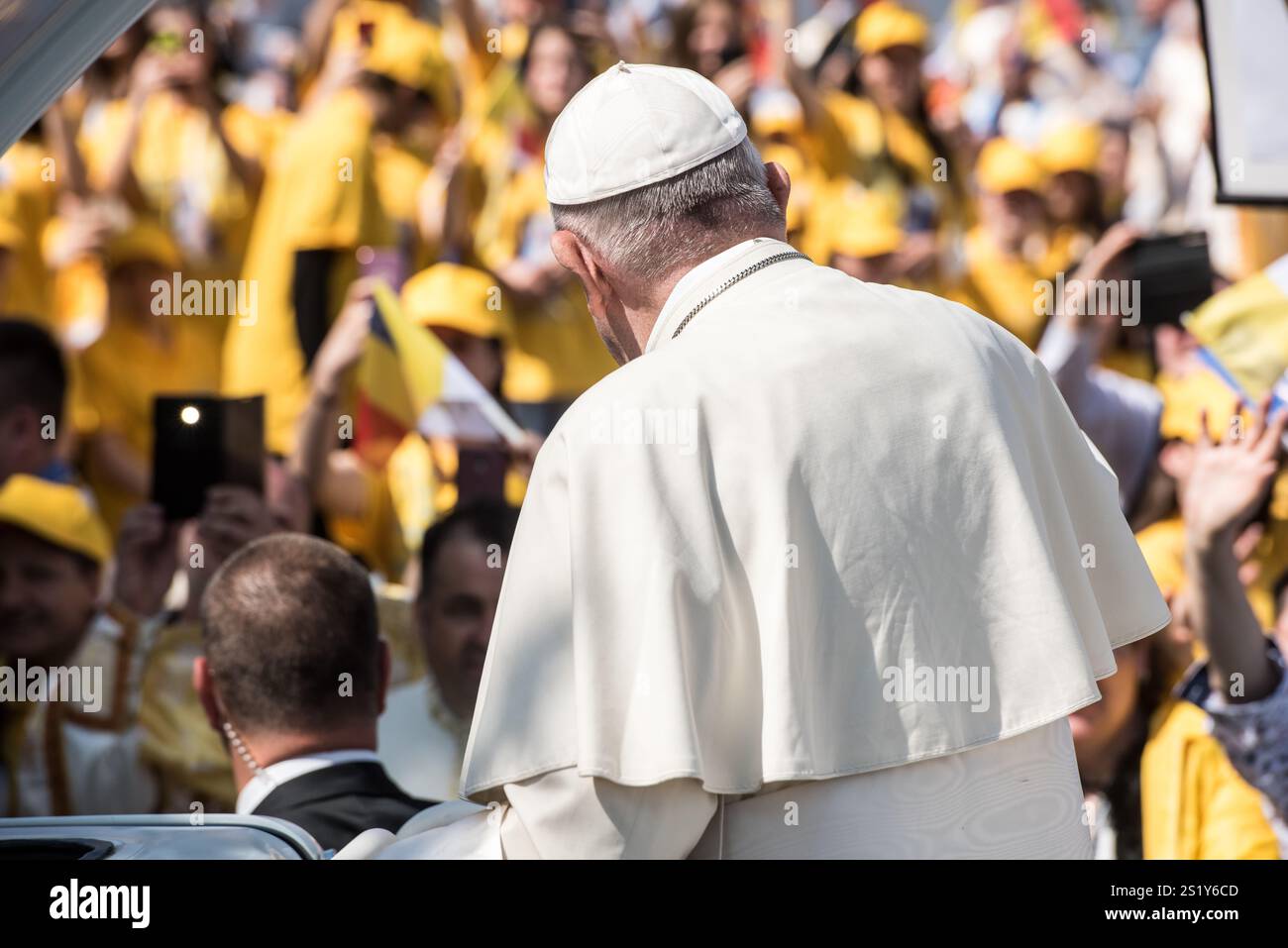 Papst Franziskus mit dem Rücken. Papst Franziskus ich segne die Gläubigen. Stockfoto
