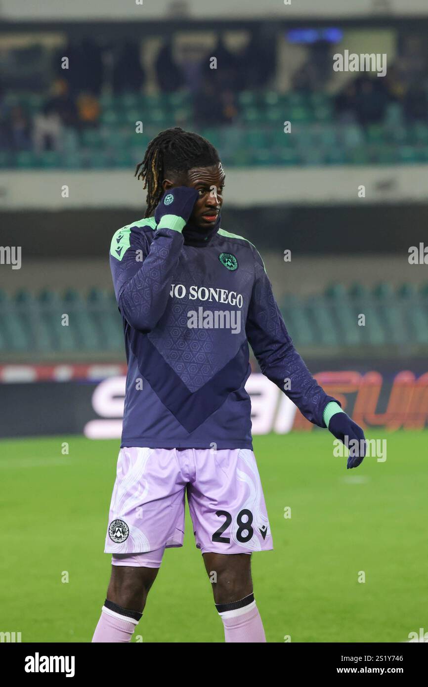 Oumar Solet von Udinese Calcio wurde während des Fußballspiels der italienischen Serie A zwischen Hellas Verona FC und Udinese Calcio im Stadion Marcantonio Bentegodi gezeigt. (Foto: Emanuele Pennacchio / SOPA Image/SIPA USA) Stockfoto