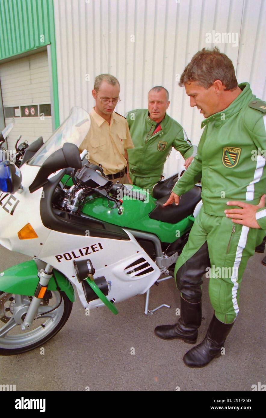 MZ Polizeimotorrad 08.08.1997, Zschopau/ Hohndorf, MZ Werk, Fahrgestell: MZ 500 RF Technische Daten: Hersteller: Motorradwerk Zschopau MZ Lieferzeitraum: 1995 Leistung: 27 kW / 37 PS Hubraum: 494 cmÂ³ Leergewicht: 208 kg zul. Gesamtgewicht: 330 kg Höchstgeschwindigkeit: 145 km/h Stückpreis: 22,000 DM entspricht rund 11,250 â mit der 500 RF versuchte der Motorradhersteller MZ in den 1990er Jahren im Segment der Polizeimotorräder fuß zu fassen. Auslieferung der Motorräder an die Polizei Sachsen. Chemnitz Sachsen BRD *** MZ Polizei Motorrad 08 08 1997, Zschopau Hohndorf, MZ Werk, Fahrgestell MZ 5 Stockfoto