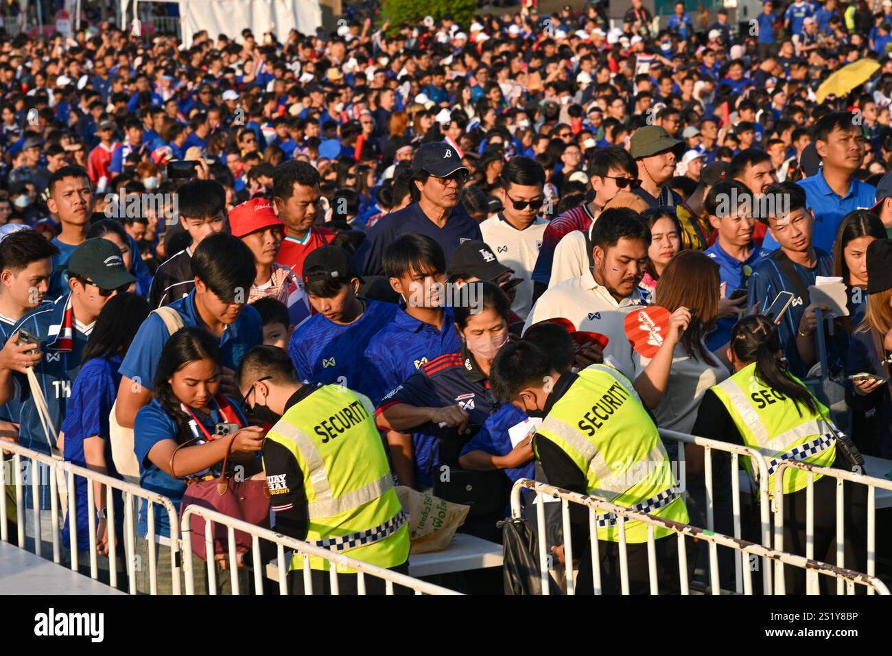 Thailändische Fans wurden während des ASEAN Football Federation (AFF) Cup-Endspiels zwischen Thailand und Vietnam an der Sicherheitskontrolle im Rajamangala-Nationalstadion gesehen. Endpunktzahl Vietnam 2:1 Thailand (Foto: Kittinun Rodsupan / SOPA Images/SIPA USA) Stockfoto