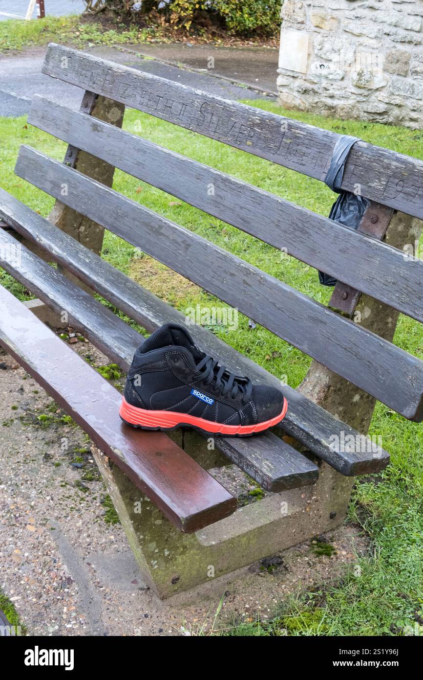 Verlorener Laufschuh auf der Sitzbank Stockfoto Verlorener Laufschuh auf der Sitzbank Stockfoto
