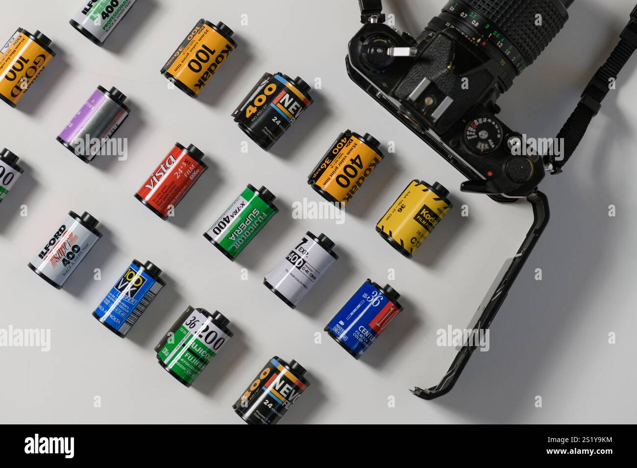 Izmir, Türkei - 05. Januar 2025: Eine Nikon-Filmkamera, die neben sorgfältig angeordneten 35-mm-Negativfilmkassetten auf einer Oberfläche platziert wird und den klassischen ph-wert zeigt Stockfoto