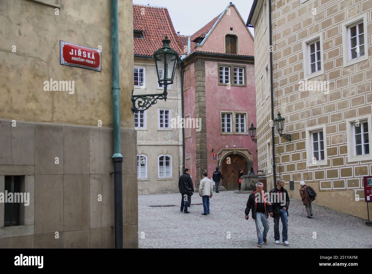PRAG, TSCHECHISCH - 24. APRIL 2012: Dies ist die Kreuzung der ältesten Straßen der Prager Burg. Stockfoto
