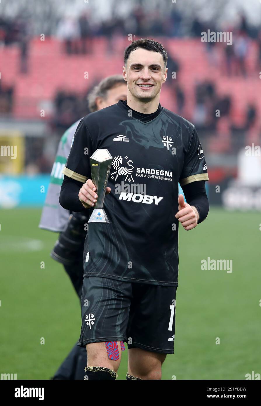 MONZA, ITALIEN - 5. JANUAR: Nadir Zortea von Cagliari Calcio mit der Trophäe man of the Match, während des Serie A Spiels zwischen AC Monza und Cagliari Calcio im U-Power Stadium am 5. Januar 2025 in Monza, Italien. (Foto von MB-Medien) Stockfoto