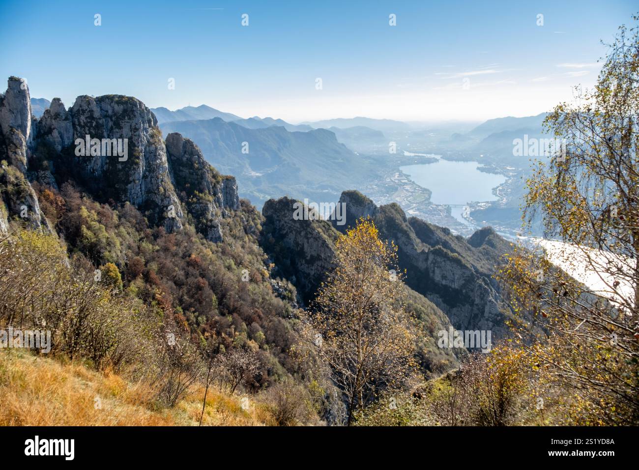 Panoramablick auf italienische Seen vom Mountain Summit aus – atemberaubende Panoramalandschaft mit sprudelndem Wasser, grünen Hügeln und einem ruhigen C Stockfoto